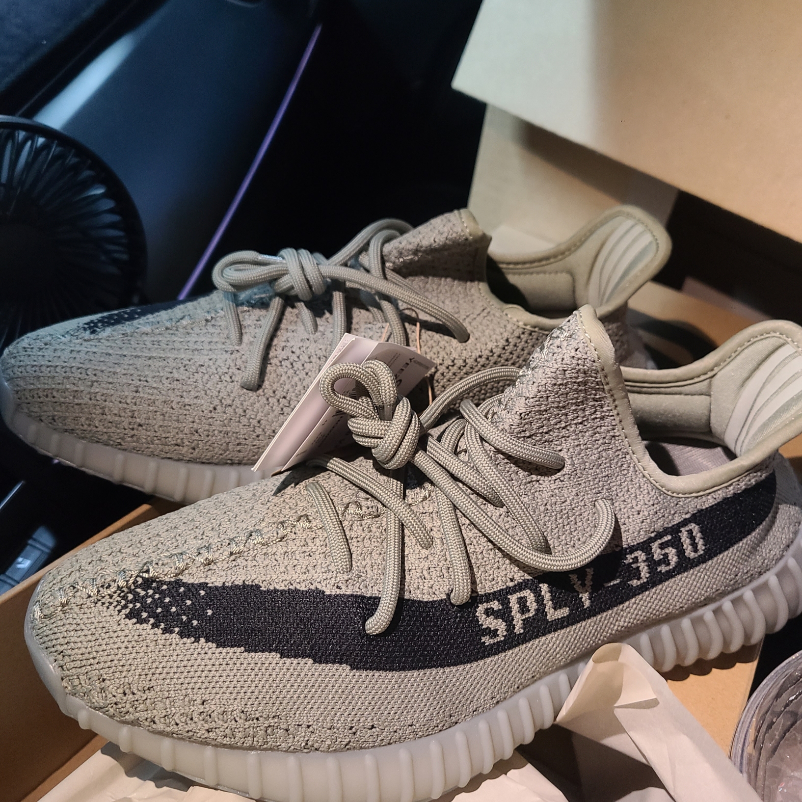 Adidas Yeezy Boost 350 V2 Granite Core Black 착용 스타일