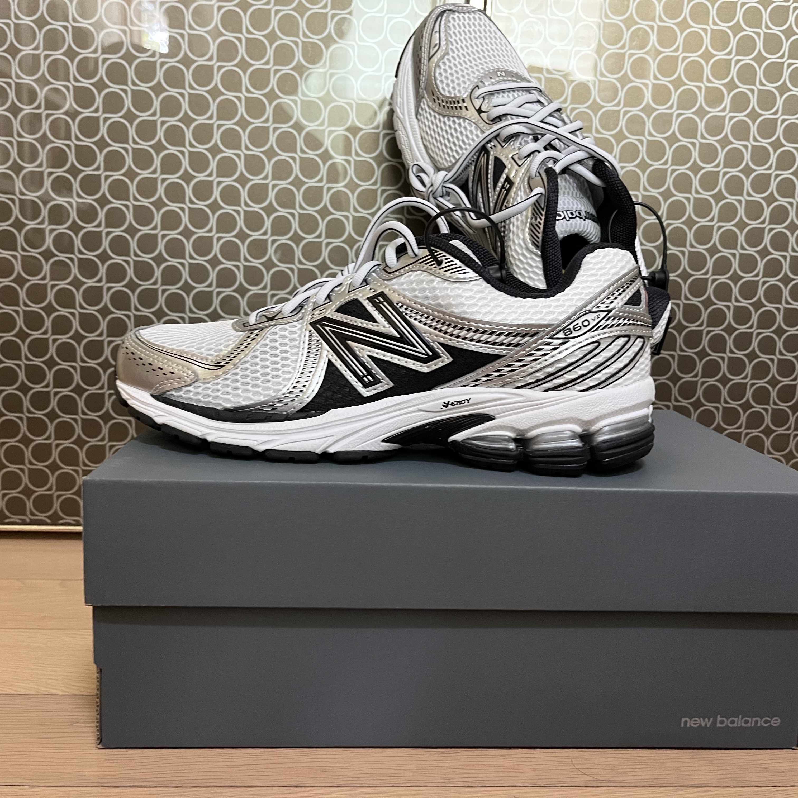New Balance 860v2 White Black 착용 스타일