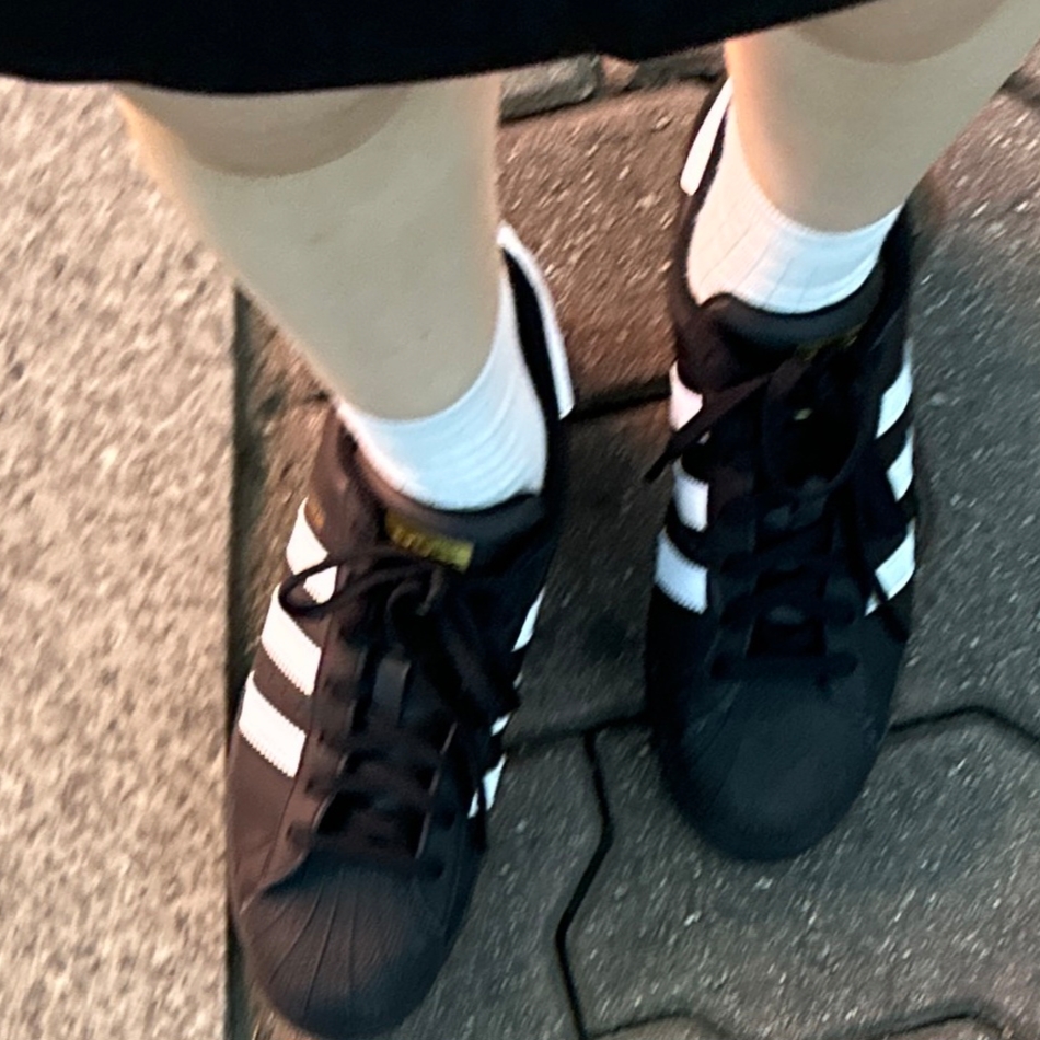 Adidas Superstar Core Black White 착용 스타일