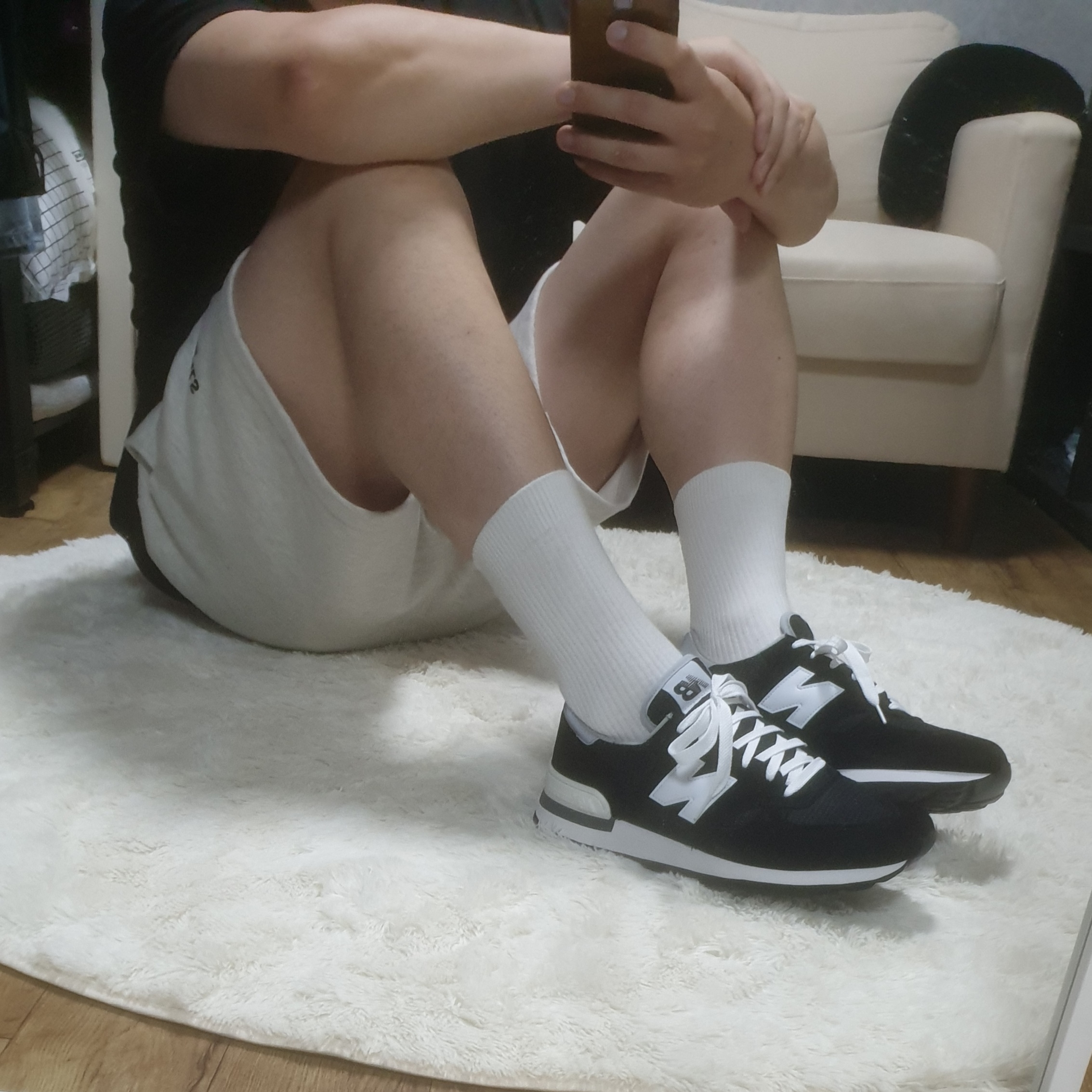New Balance 990v1 Made in USA Black, Essentials The Core Collection Sweatshorts Light Oatmeal 착용 스타일 - 1