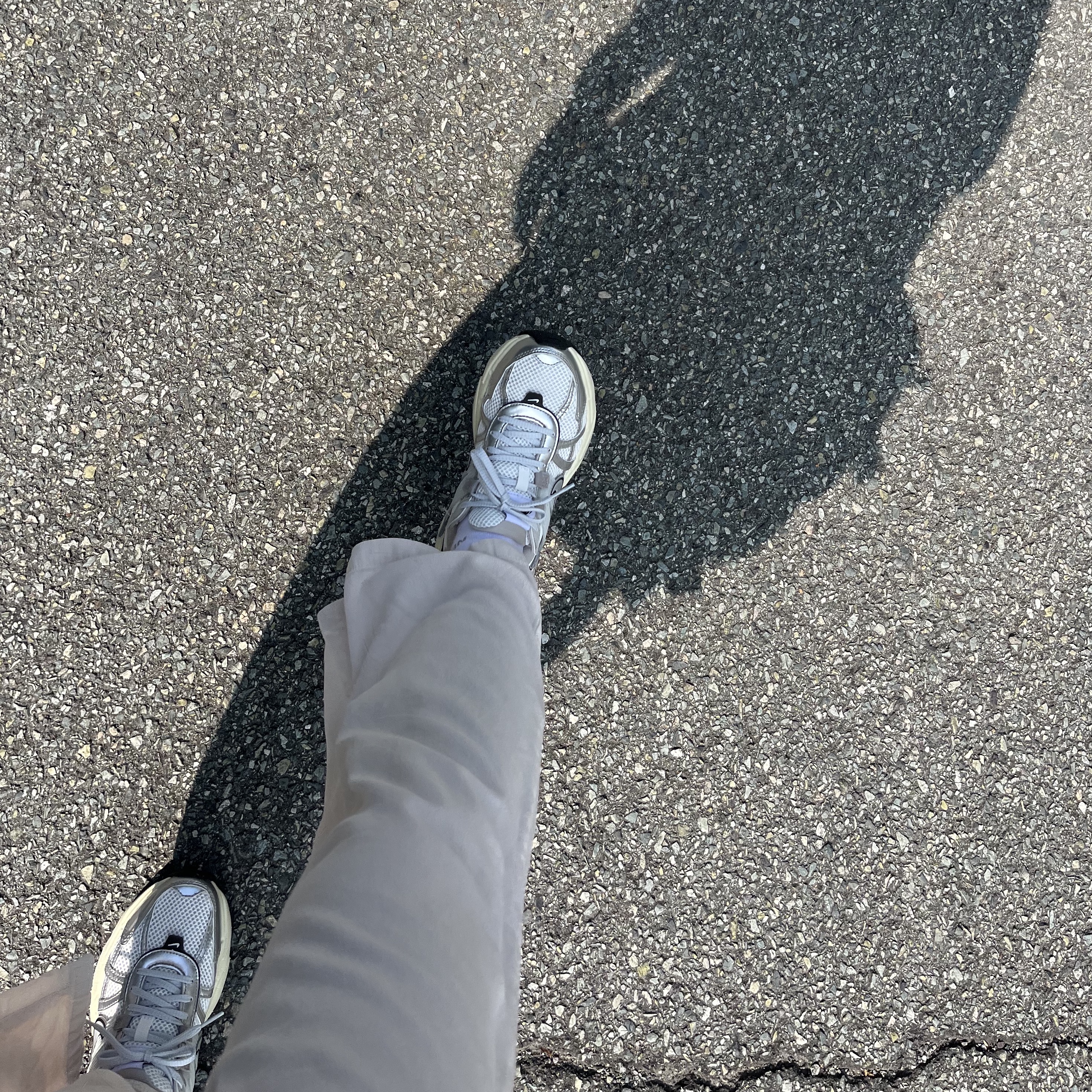 Nike V2K Run Summit White Metallic Silver 착용 스타일 - 4