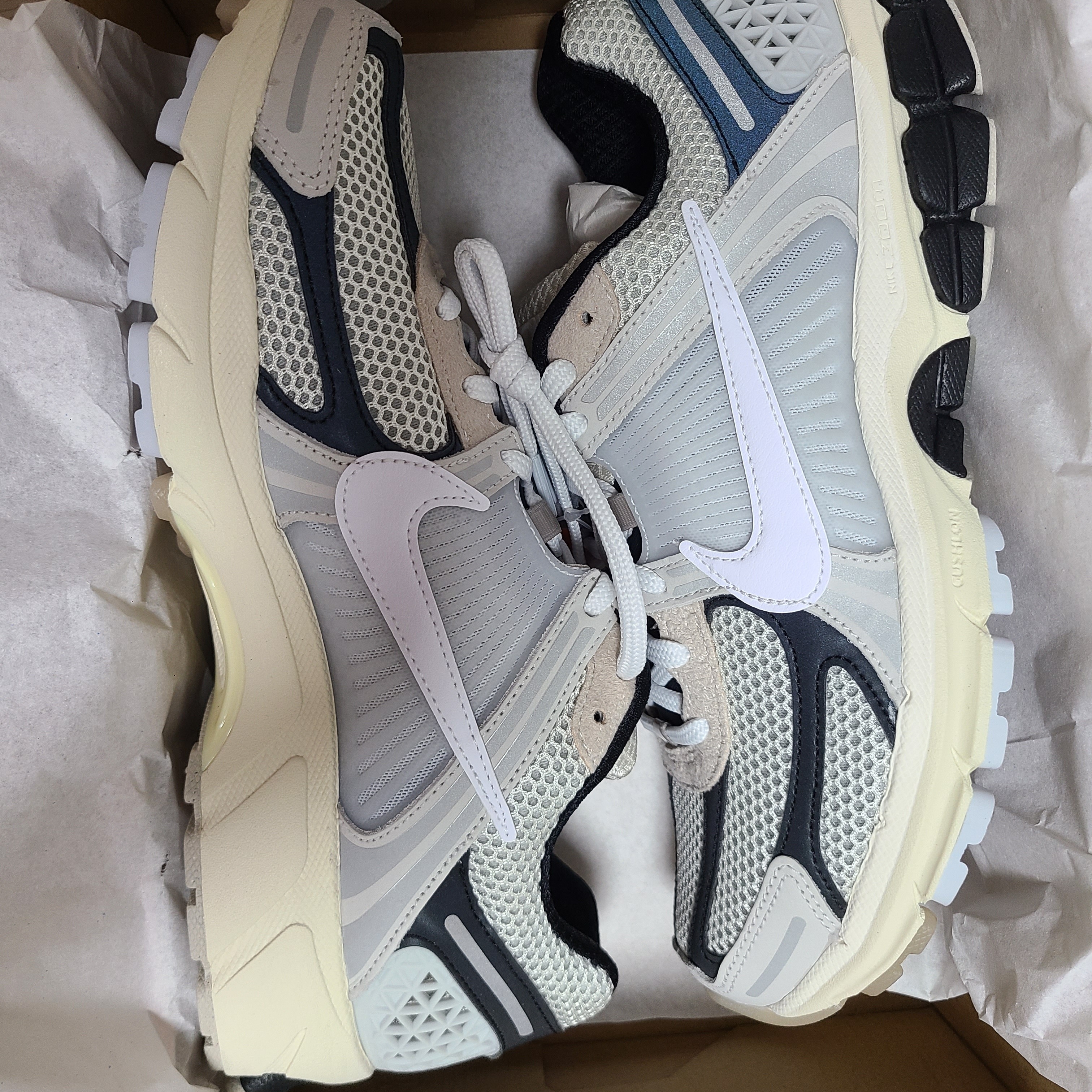 Nike Zoom Vomero 5 Light Bone and Black 착용 스타일