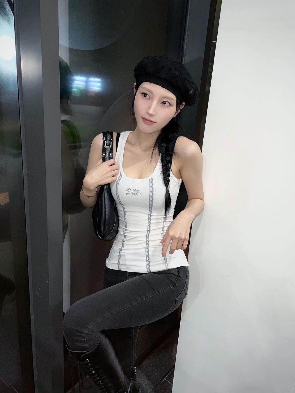 Darling You're Bad Women Lace Printed Sleeveless Off White, Darling You're Bad Women Lace Printed Sleeveless Tanned Khaki 착용 스타일 - 2