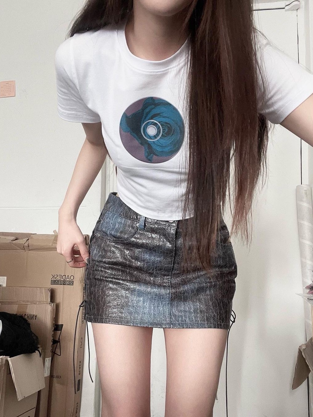 Darling You're Bad Women My Favorite Playlist Tee White, Darling You're Bad Women My Favorite Playlist Tee Black 착용 스타일 - 1