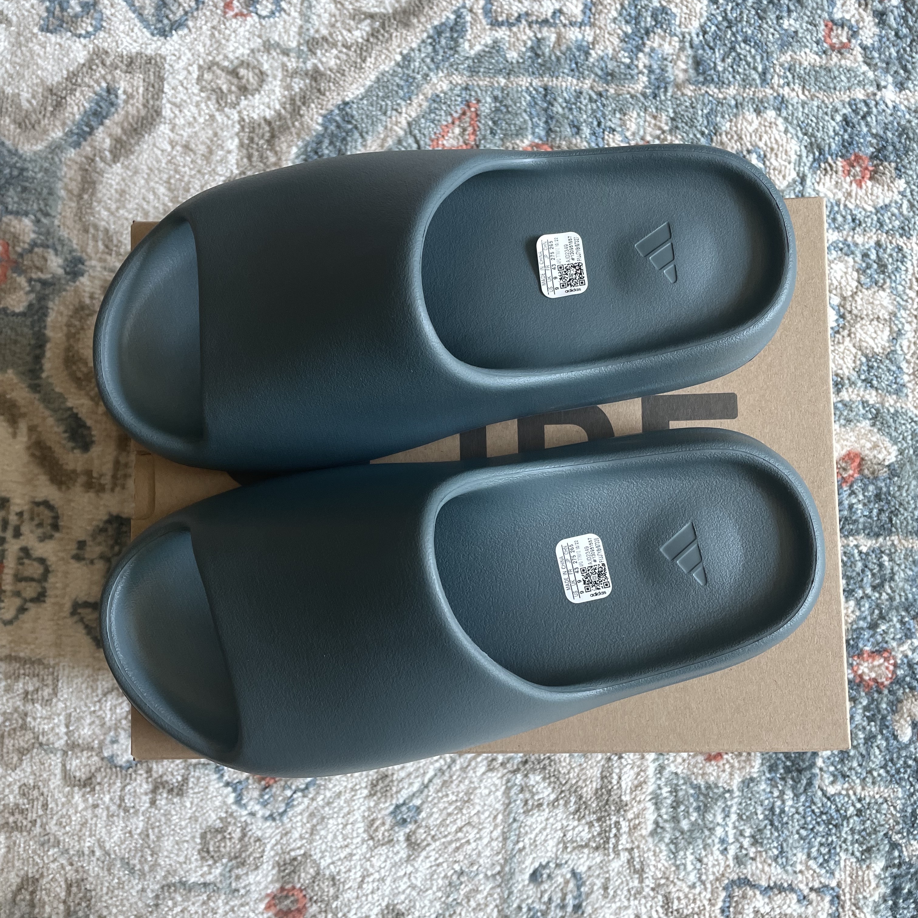 Adidas Yeezy Slide Slate Marine 착용 스타일 - 1