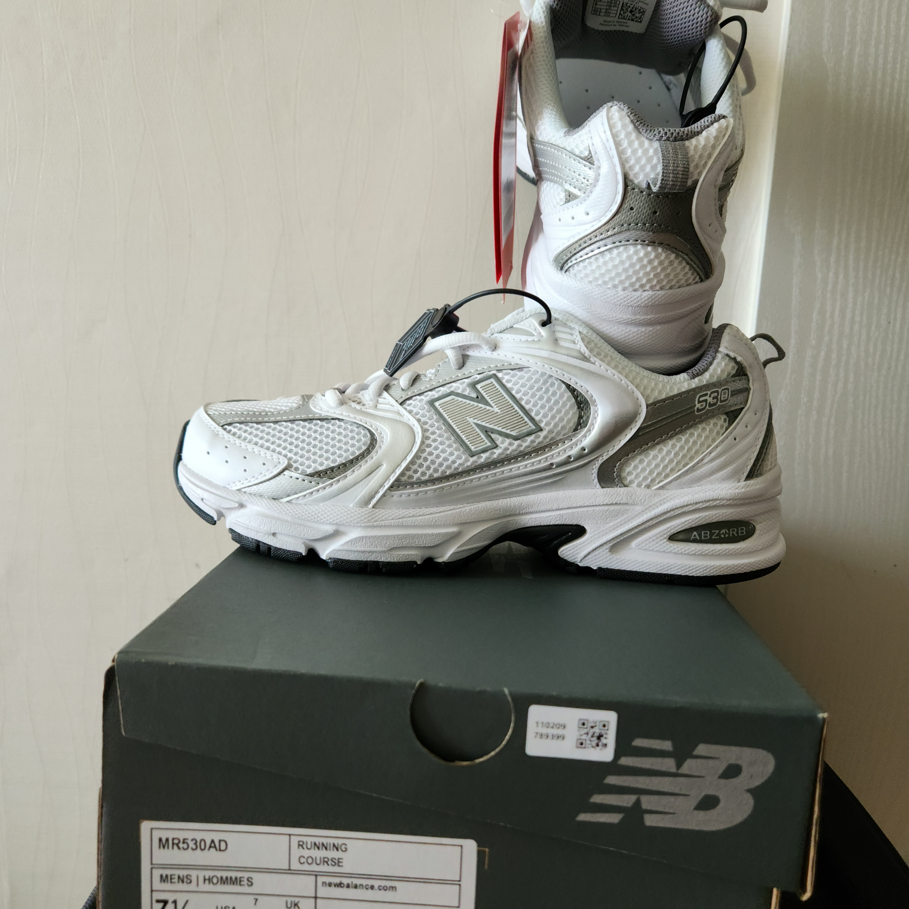 New Balance 530 White Silver 착용 스타일