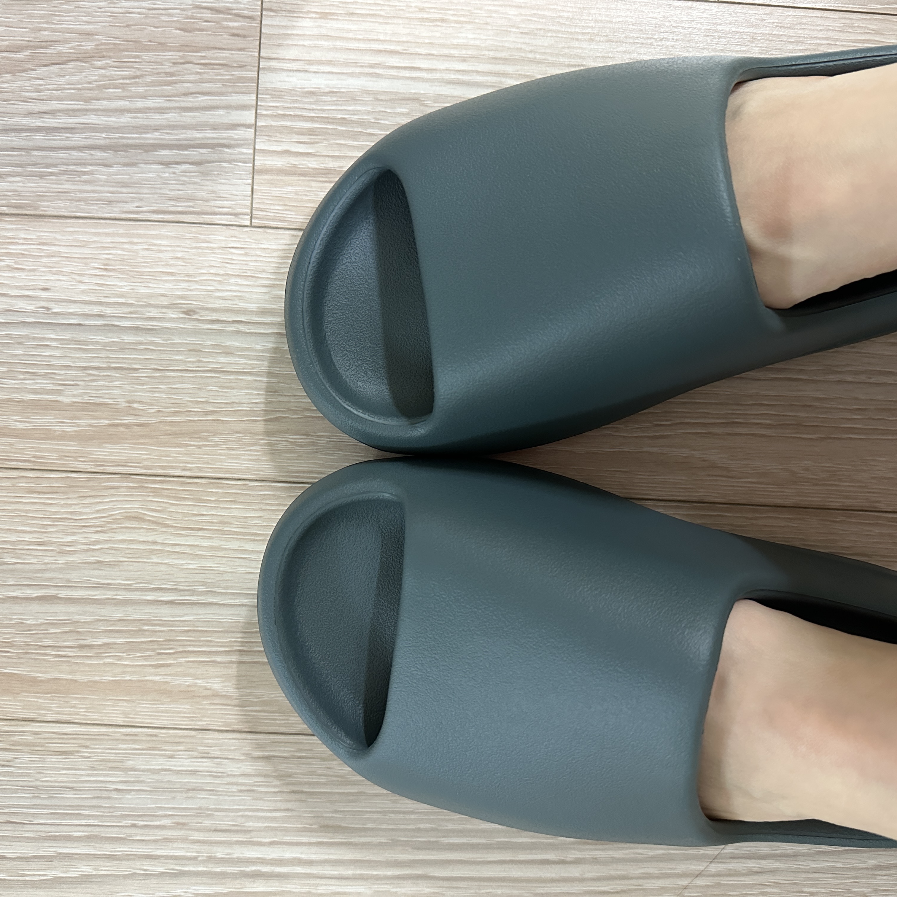 Adidas Yeezy Slide Slate Marine 착용 스타일 - 2
