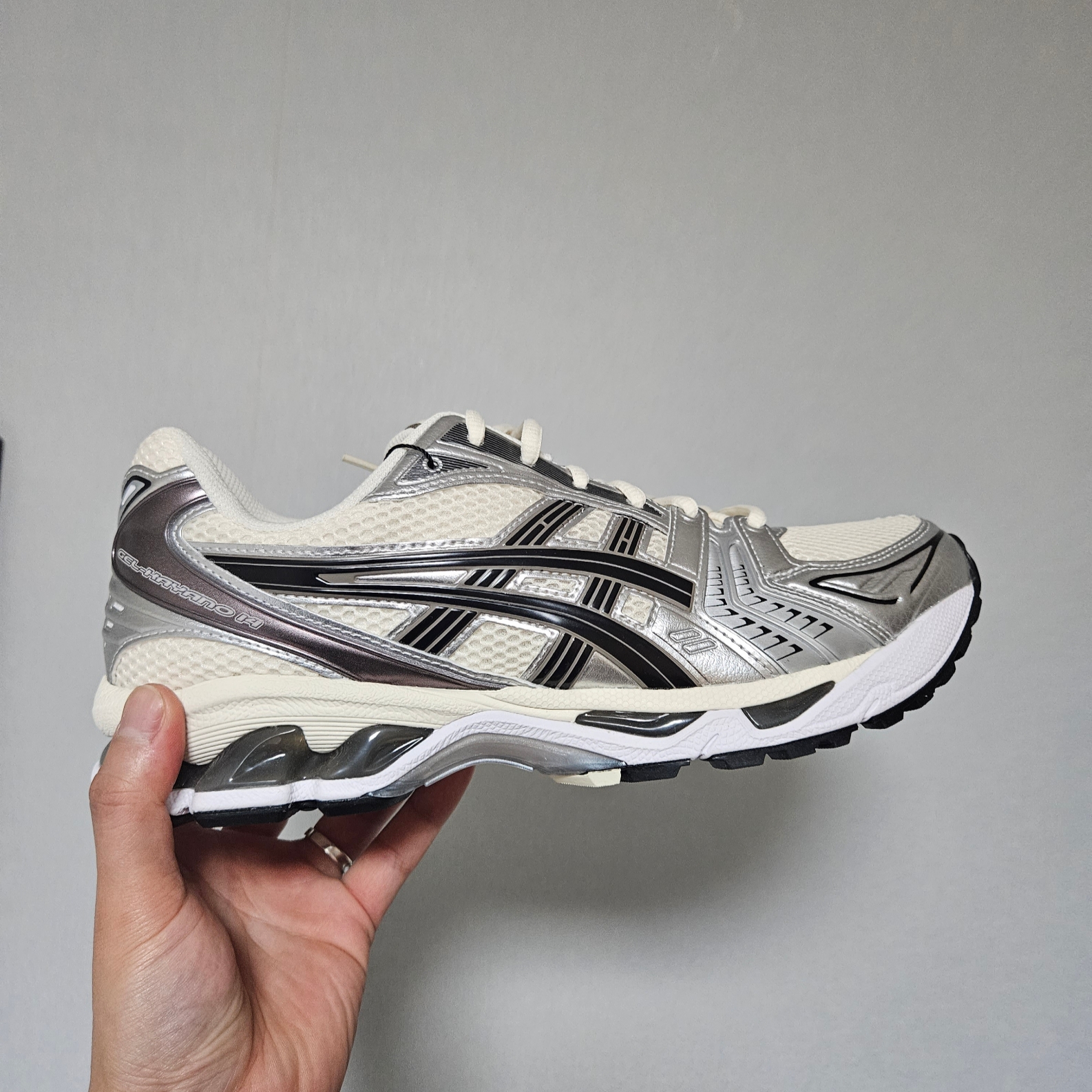 Asics Gel-Kayano 14 Cream Black 착용 스타일