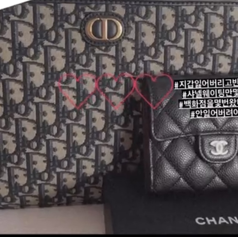 Chanel Small Classic Flap Wallet Grained Calfskin & Silver Black 착용 스타일