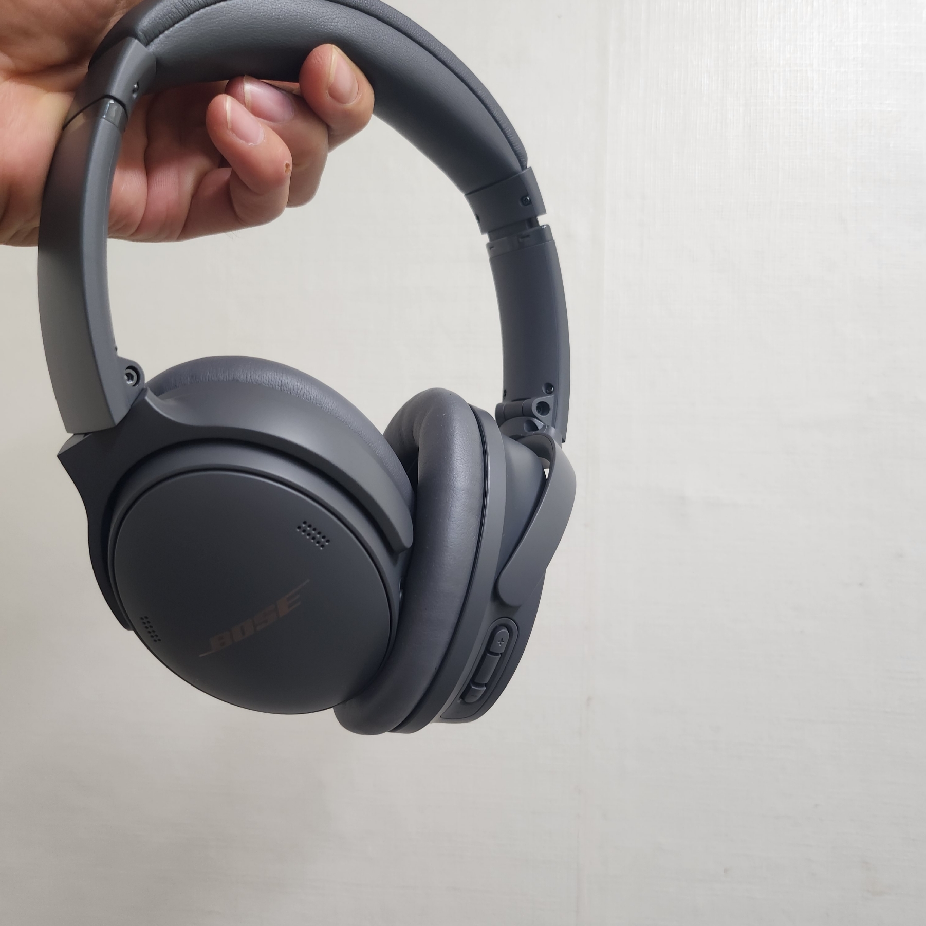 BOSE QC45 Eclipse Grey (Korean Ver.) 착용 스타일 - 1