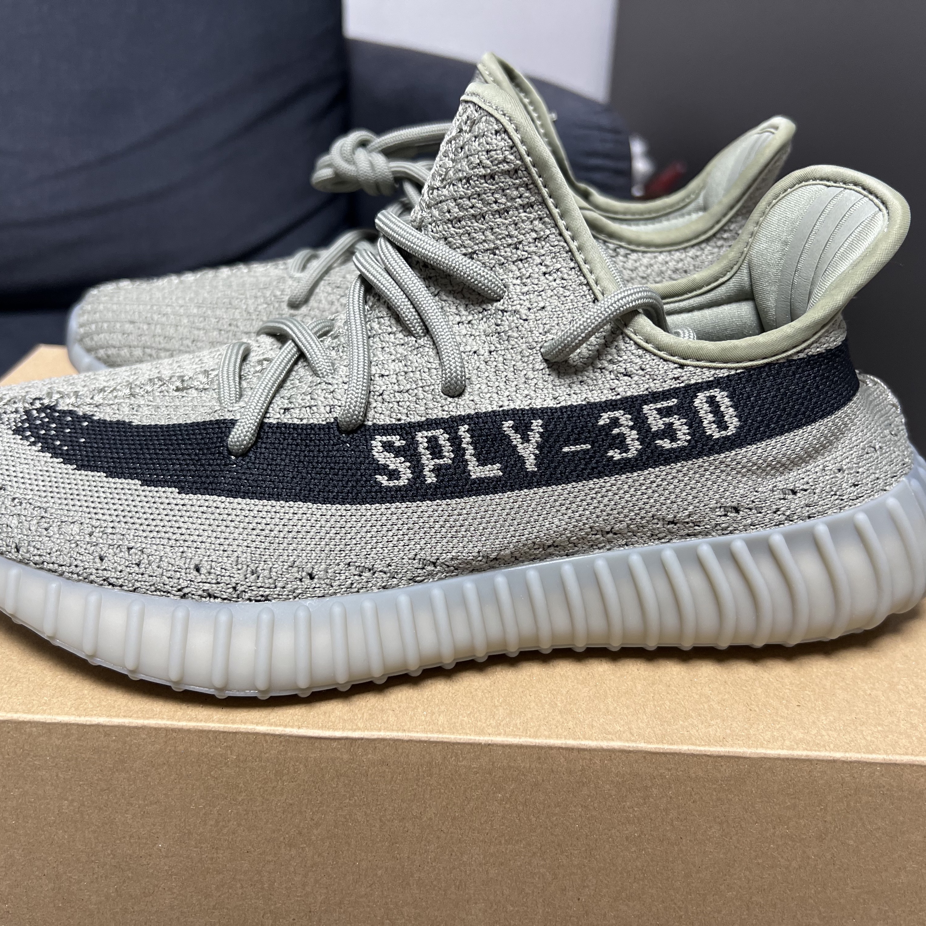 Adidas Yeezy Boost 350 V2 Granite Core Black 착용 스타일 - 2