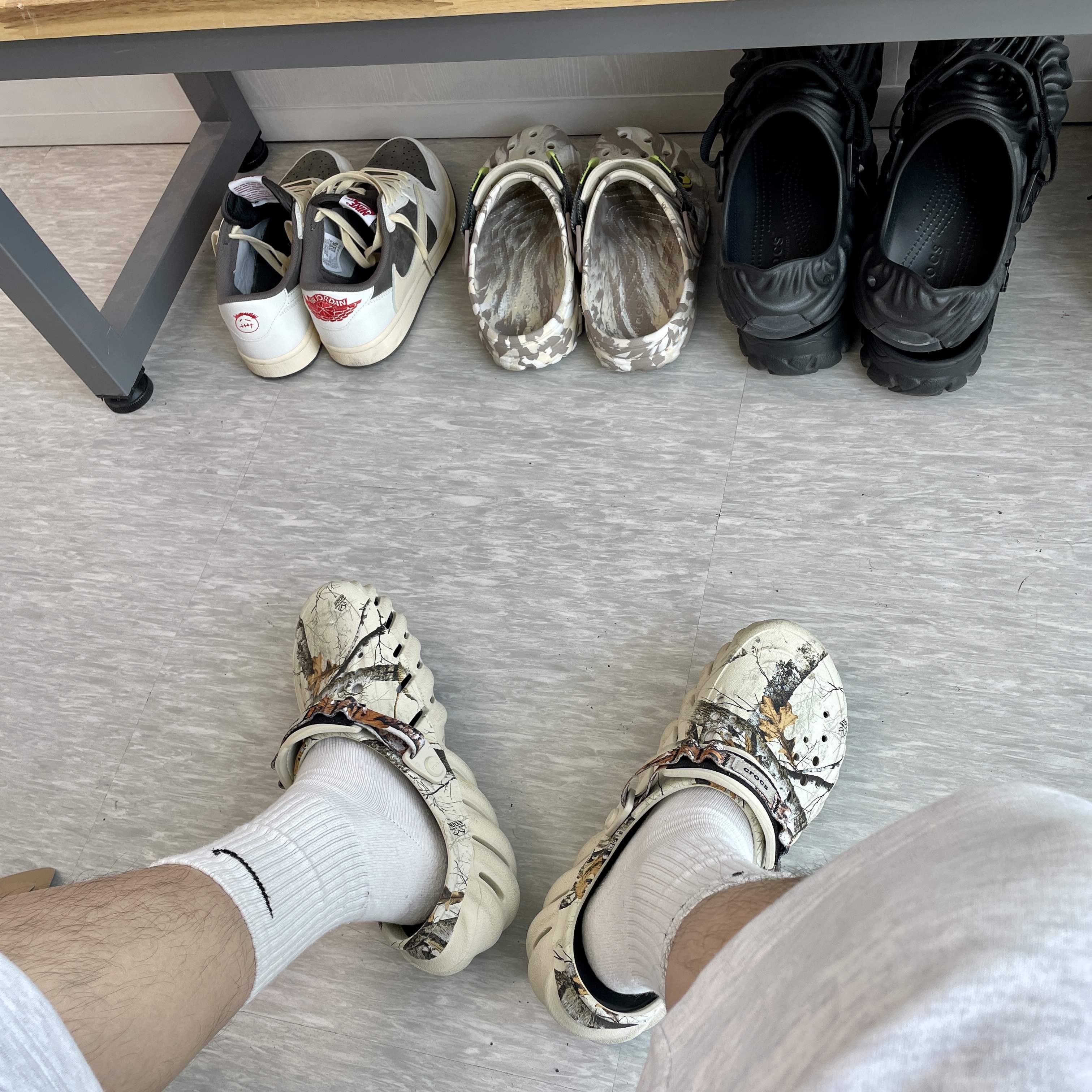Crocs Echo Clog Real Tree Bone, Jordan 1 x Travis Scott Retro Low OG SP Sail and Ridgerock 착용 스타일