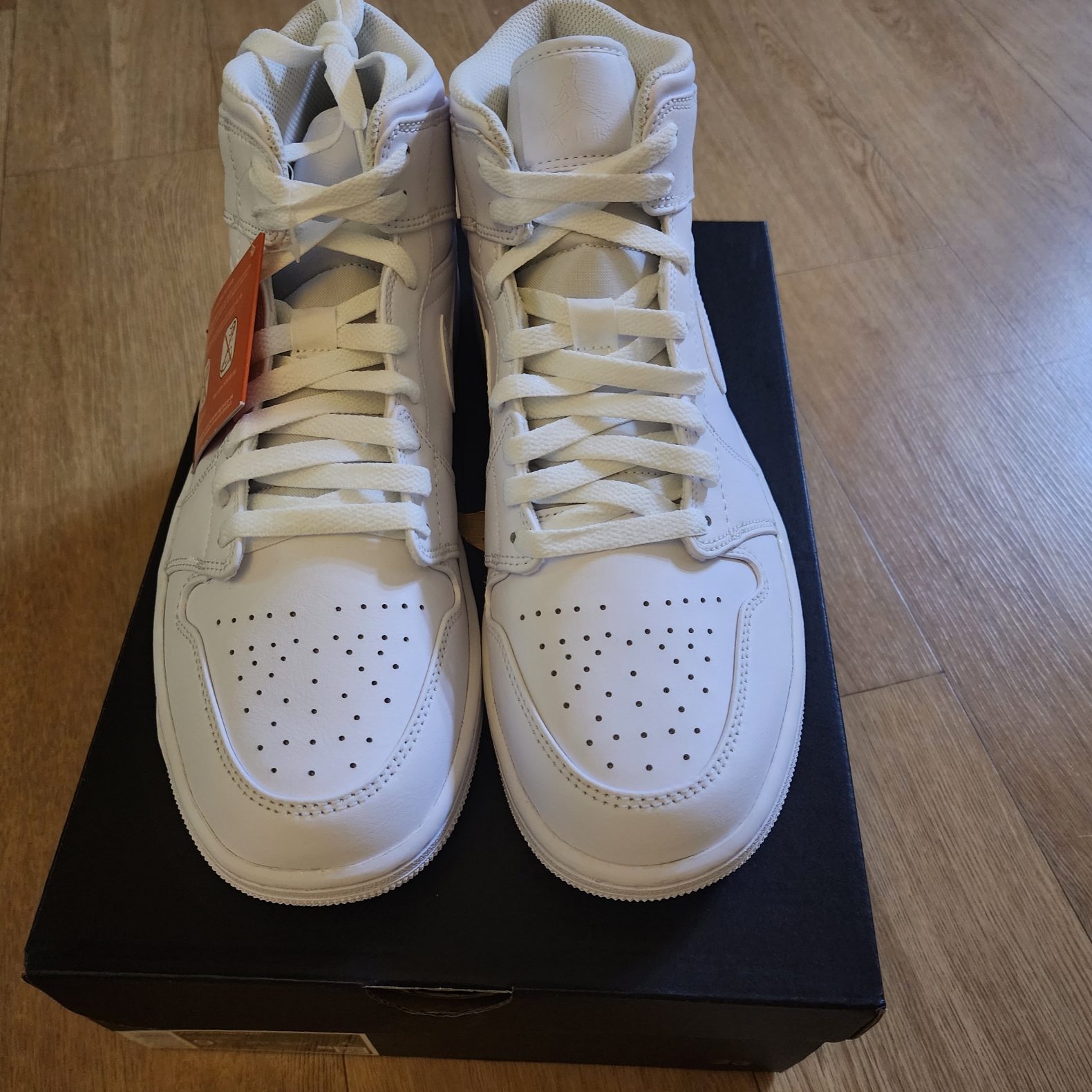 Jordan 1 Mid Triple White 2022 착용 스타일 - 1