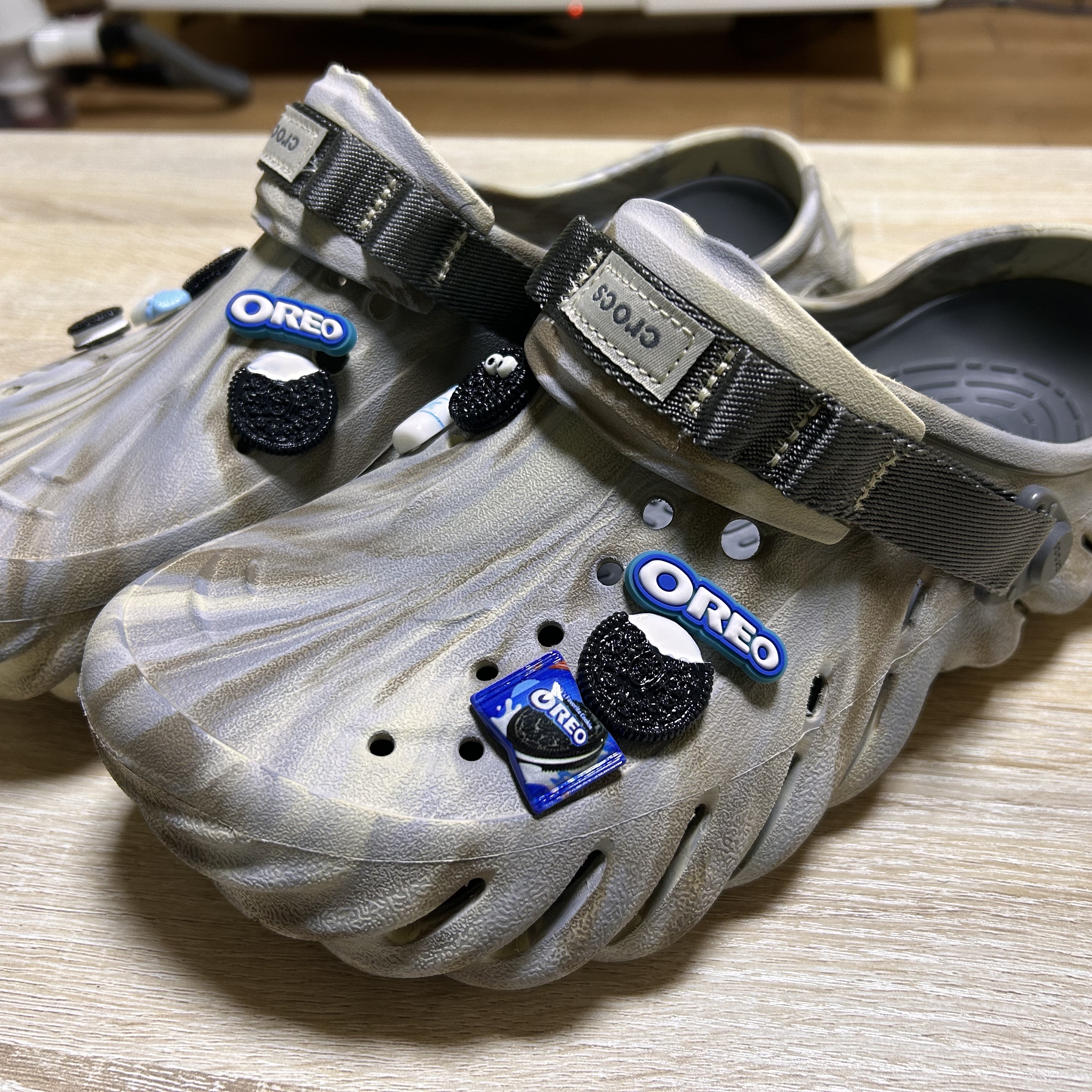 Crocs Echo Marbled Clog Bone Multi 착용 스타일 - 2