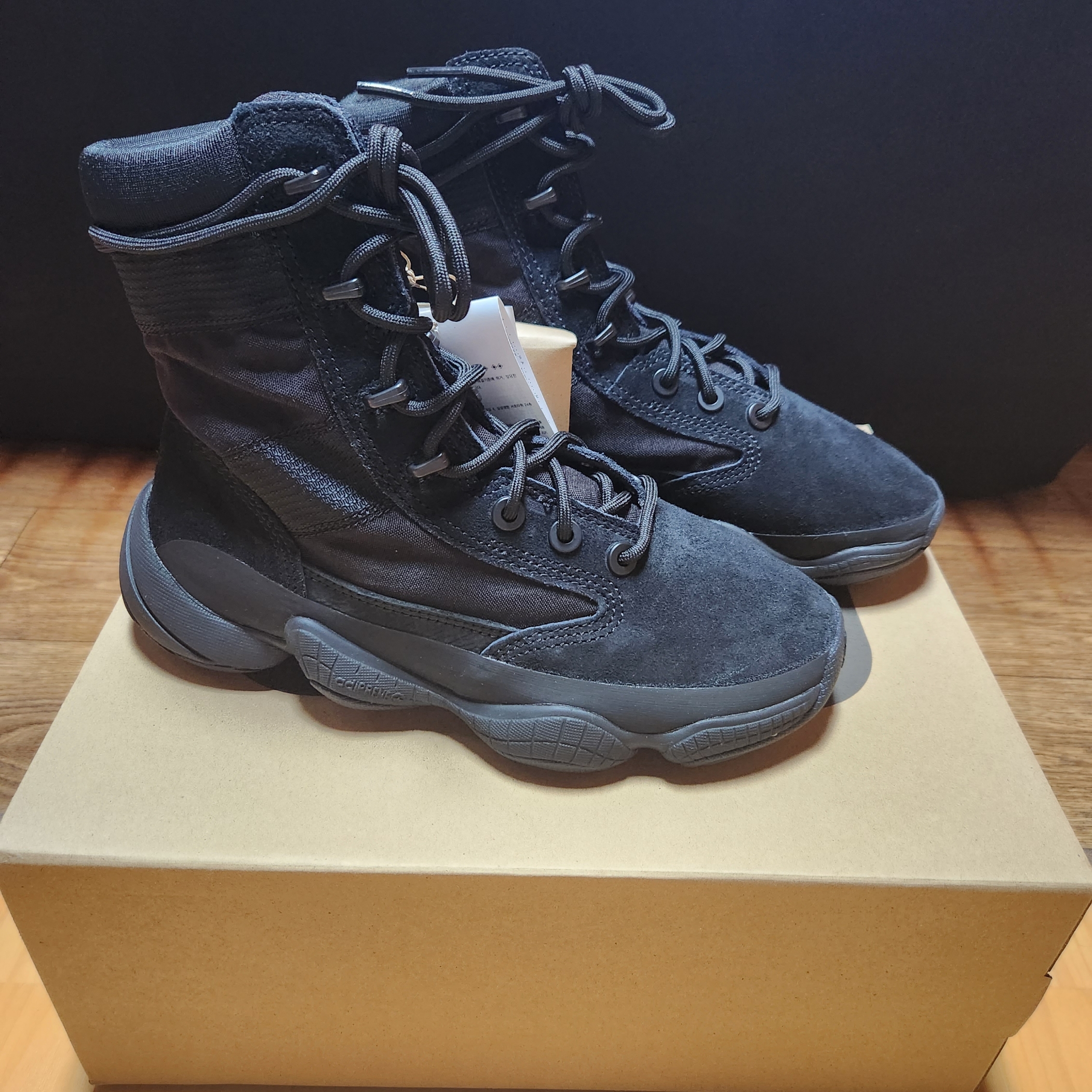 Adidas Yeezy 500 High Tactical Utility Black 착용 스타일 - 2