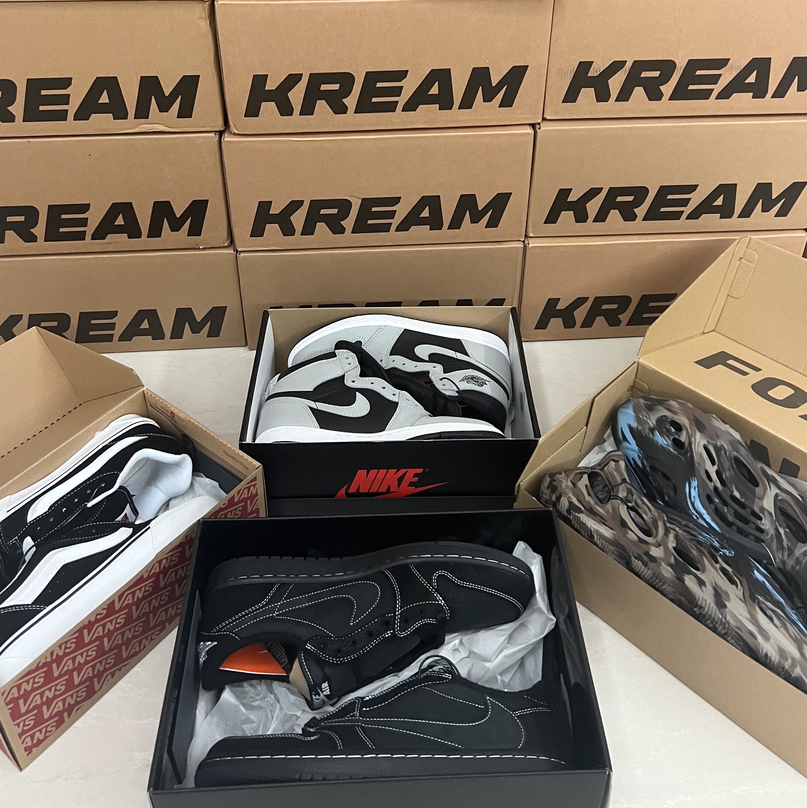 Vans Knu-Skool Black True White, Jordan 1 x Travis Scott Retro Low OG SP Black Phantom 착용 스타일