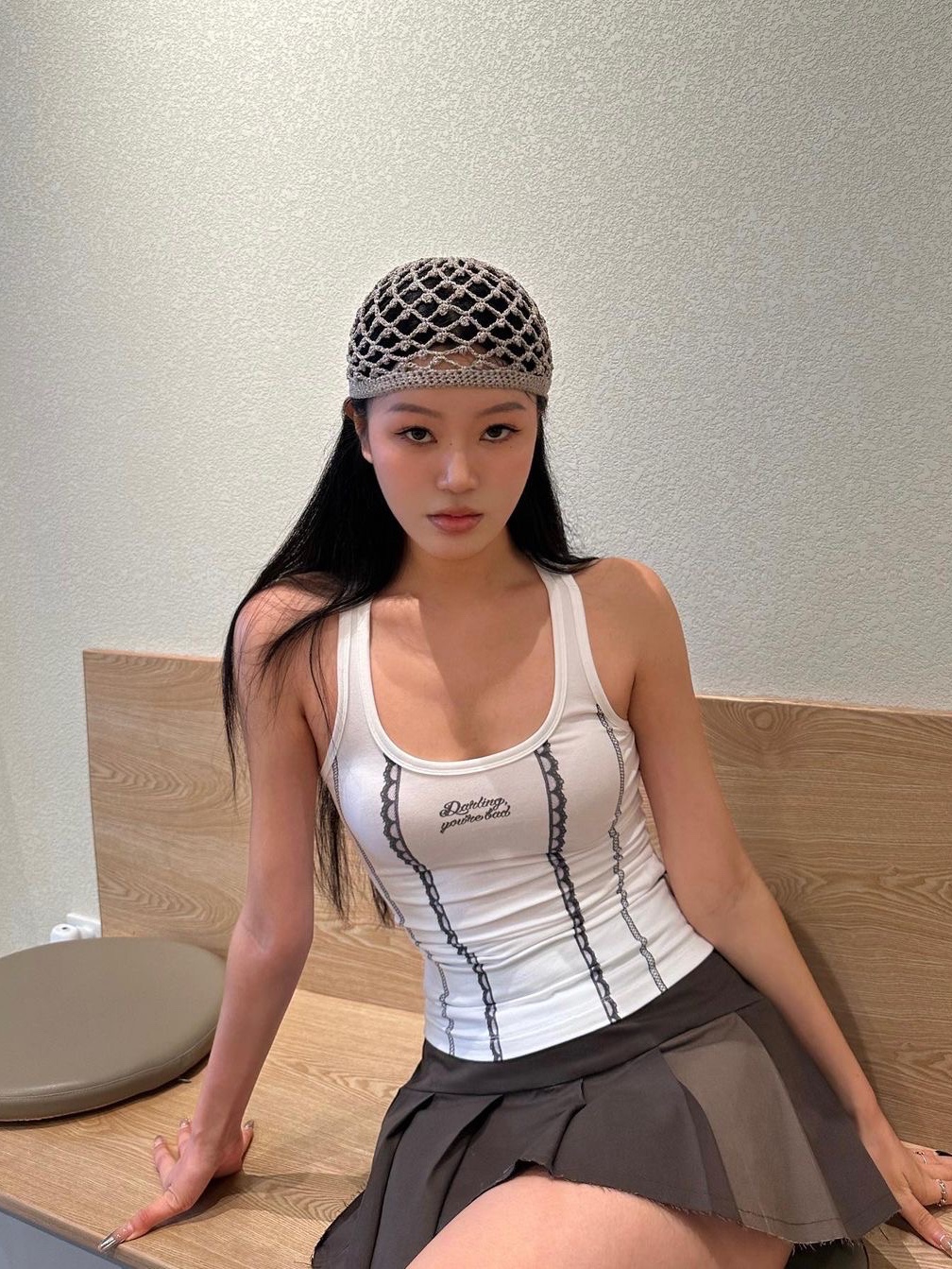 Darling You're Bad Women Lace Printed Sleeveless Tanned Khaki, Darling You're Bad Women Lace Printed Sleeveless Off White 착용 스타일 - 1