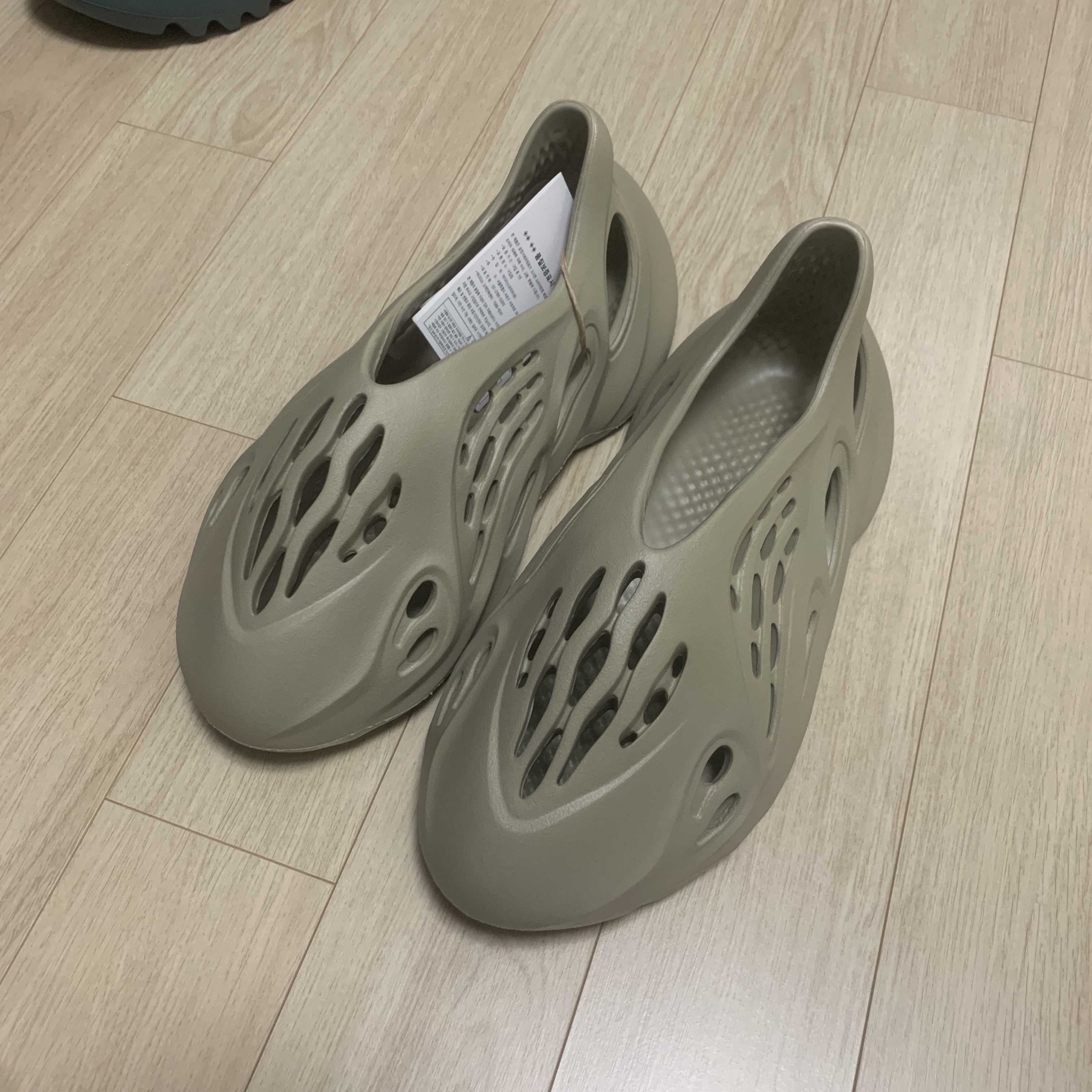 Adidas Yeezy Foam RNNR Stone Salt 착용 스타일 - 1