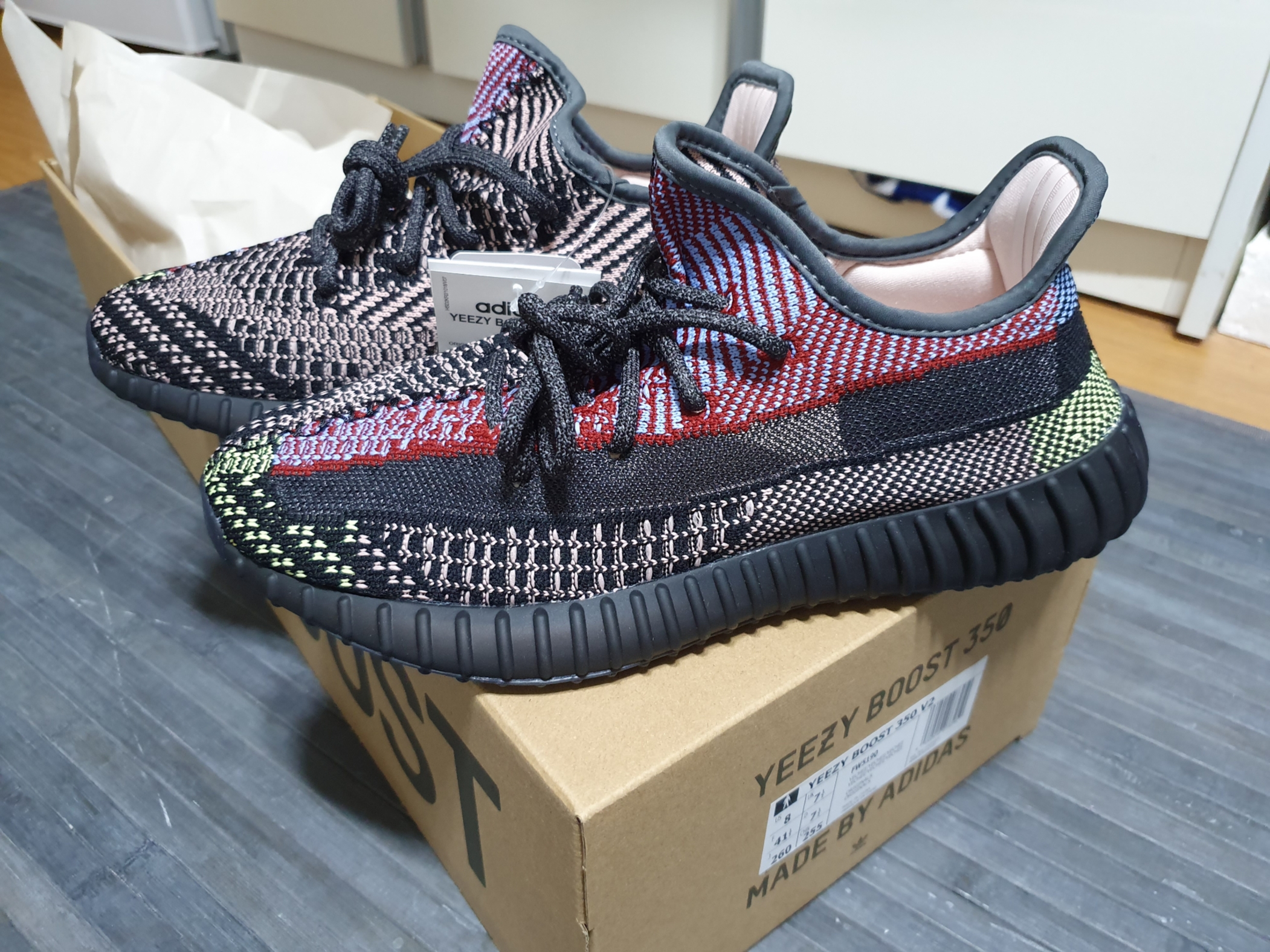 Adidas Yeezy Boost 350 V2 Yecheil - Non-Reflective 착용 스타일 - 1