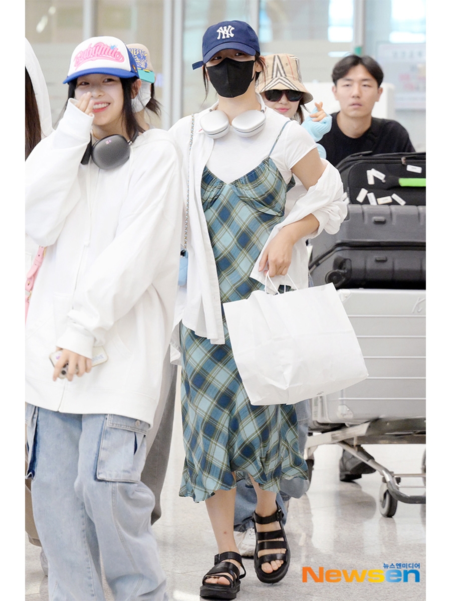 (W) Dr. Martens Clarissa II Leather Platform Sandal Black, Apple AirPods Max Lightning Silver (Korean Ver.) 착용 스타일