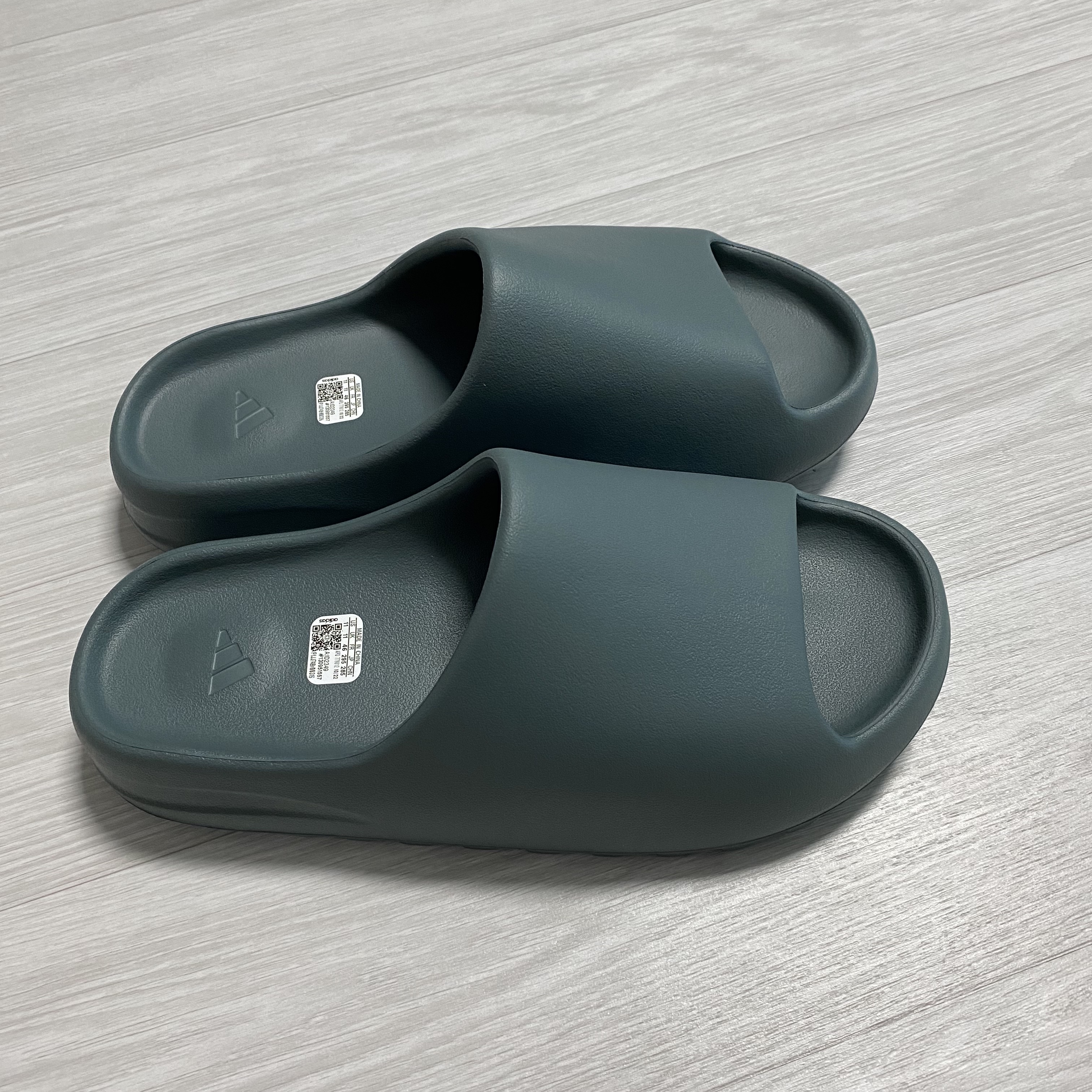 Adidas Yeezy Slide Slate Marine 착용 스타일 - 2