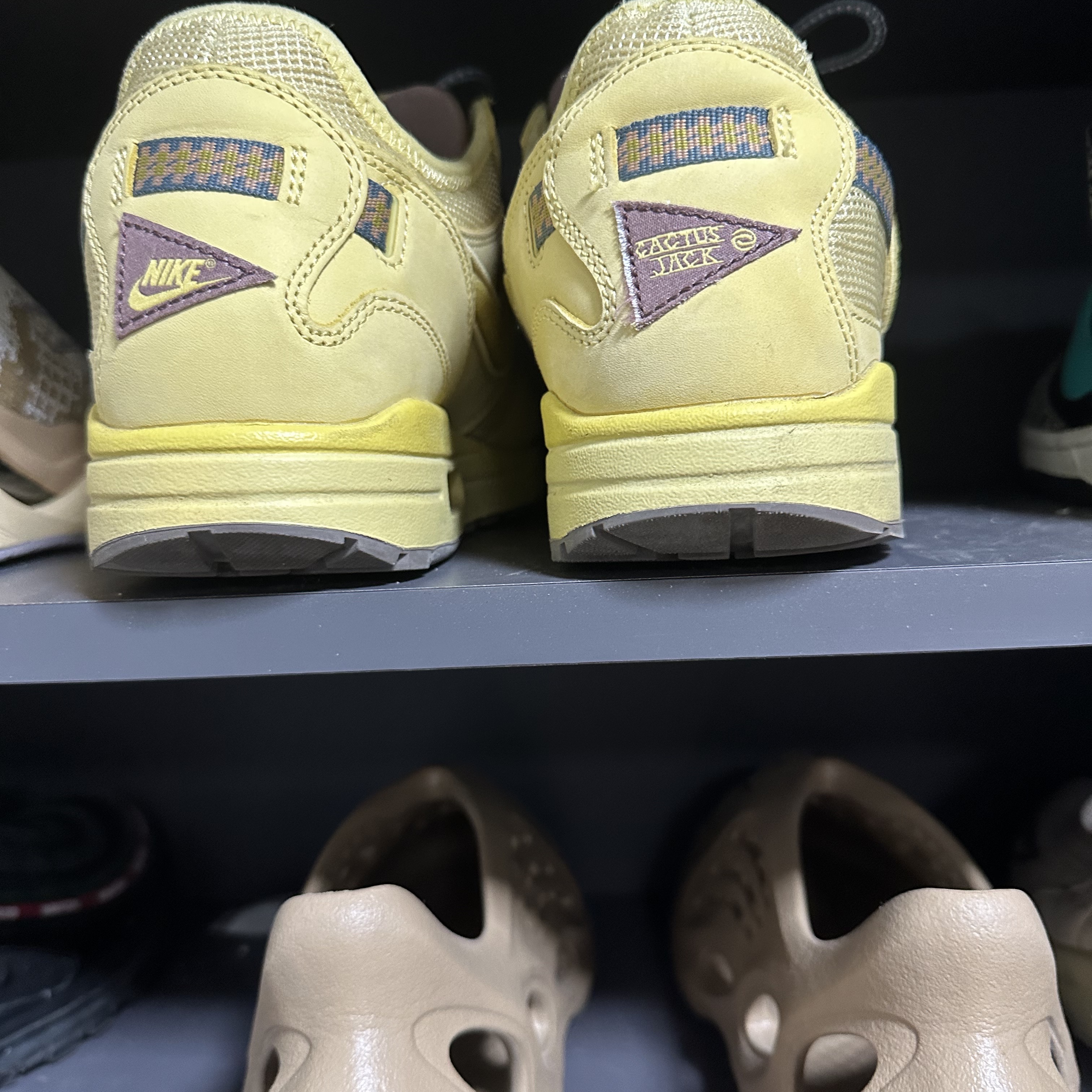 Nike x Travis Scott Air Max 1 Cact.us Gold 착용 스타일 - 2