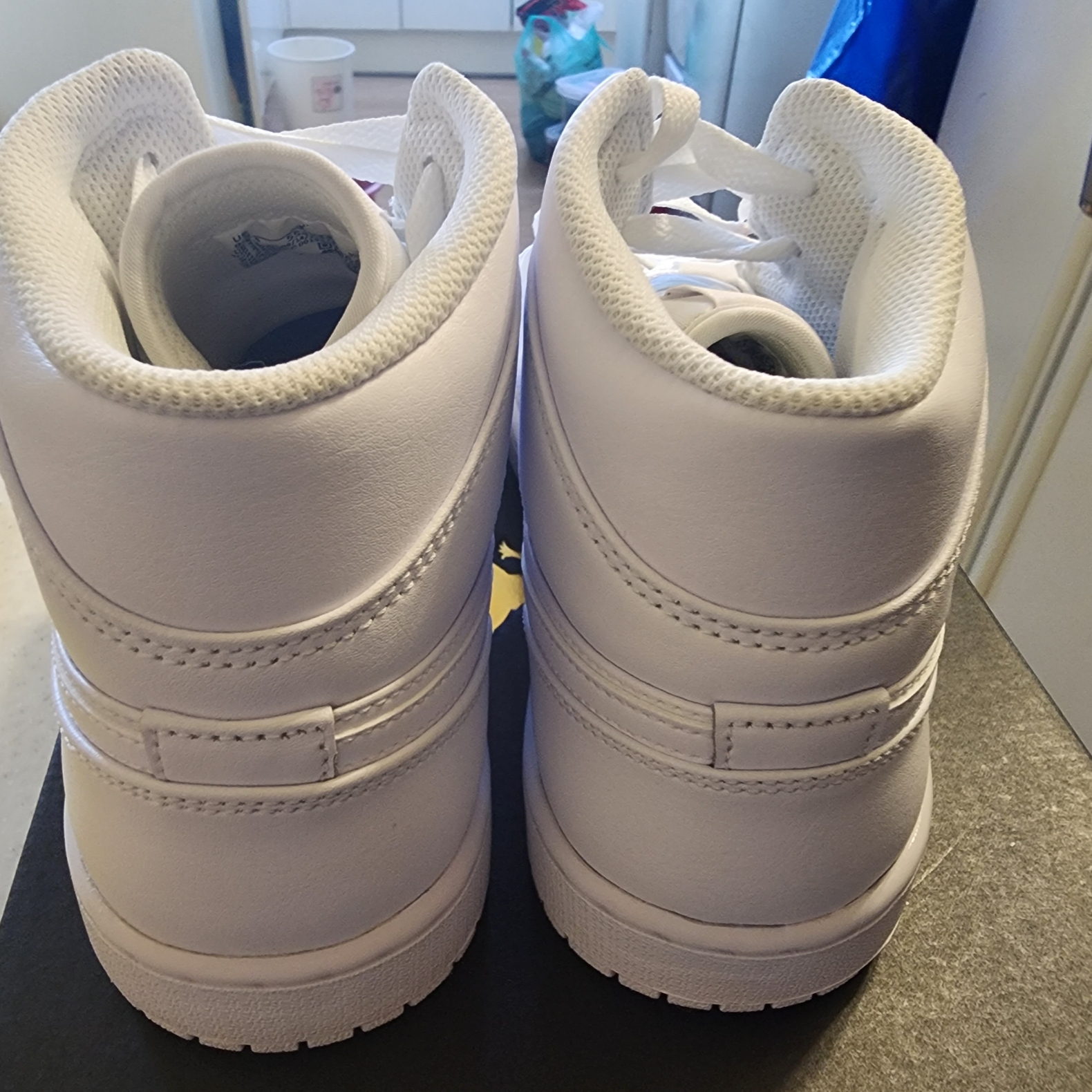 Jordan 1 Mid Triple White 2022 착용 스타일 - 4
