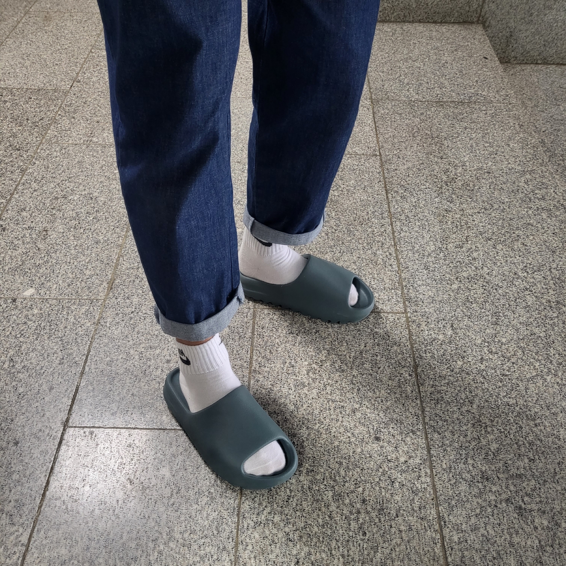 Adidas Yeezy Slide Slate Marine 착용 스타일 - 2