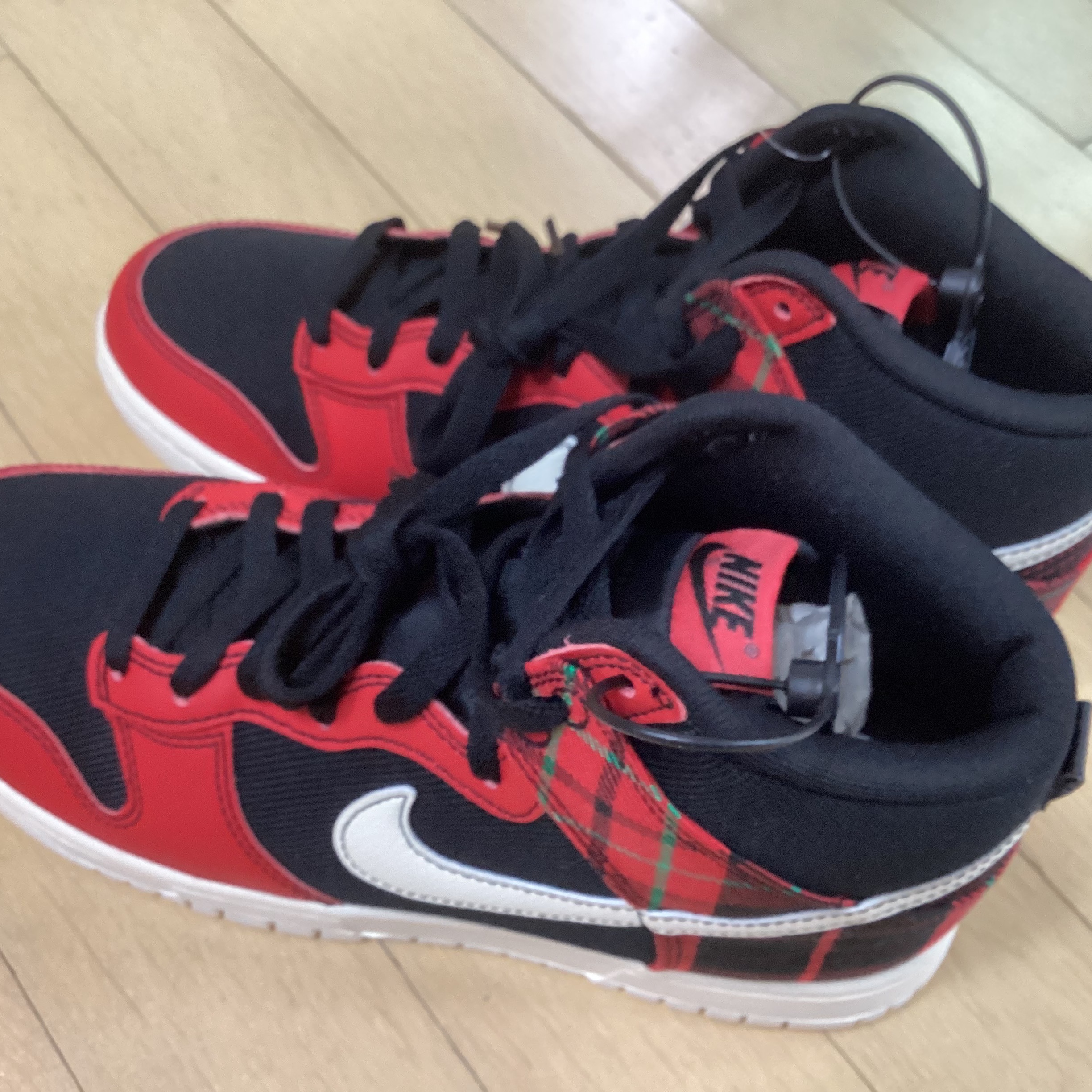 Nike Dunk High Black and University REd 착용 스타일