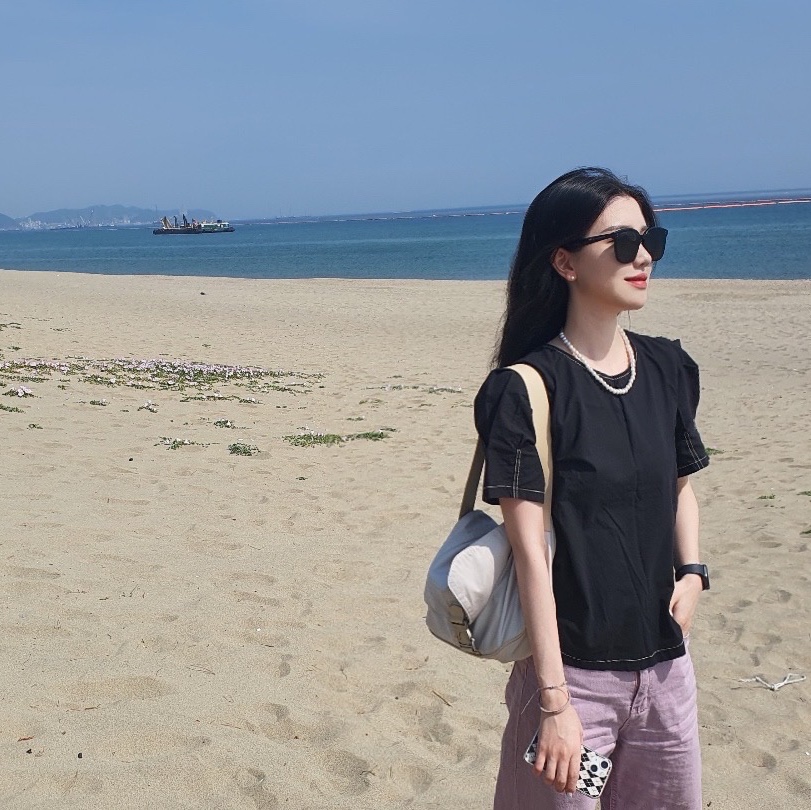 Gentle Monster Rosy 01 Black, Matin Kim Buckle Bag White 착용 스타일 - 3