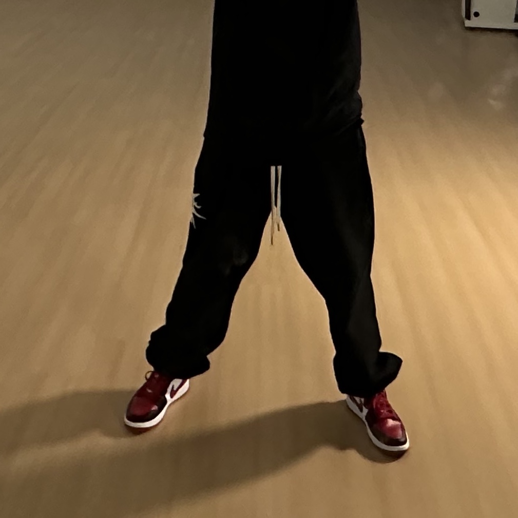 (W) Jordan 1 Mid Black and Gym Red 착용 스타일