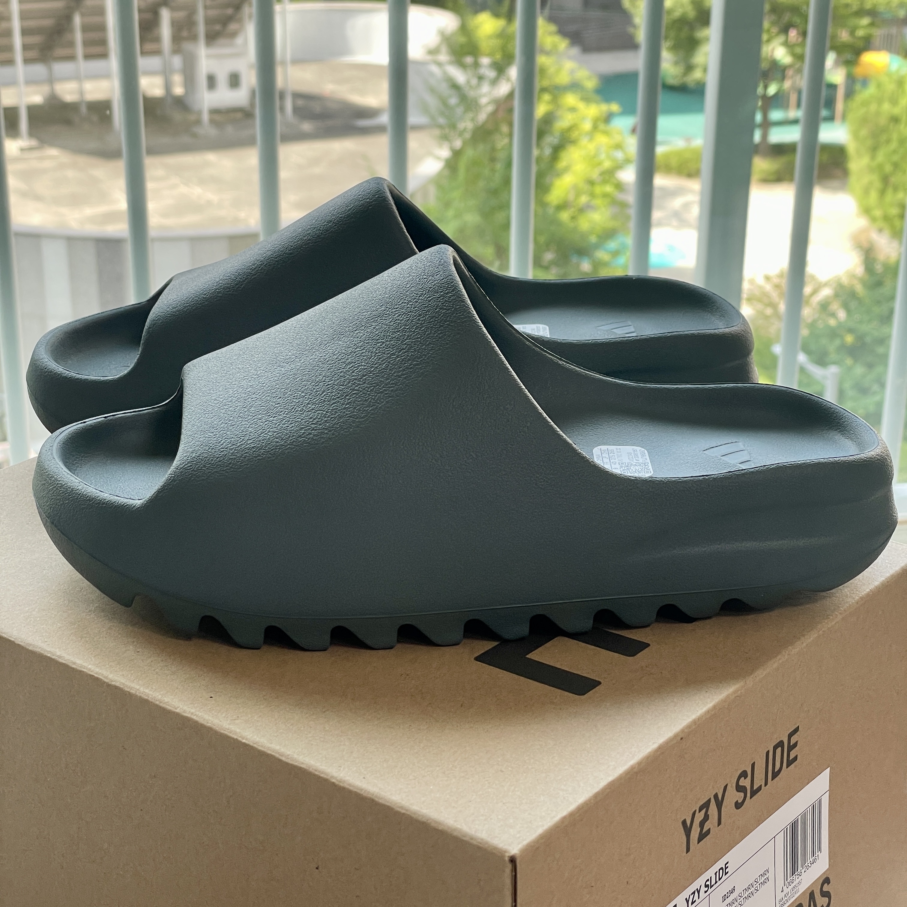 Adidas Yeezy Slide Slate Marine 착용 스타일