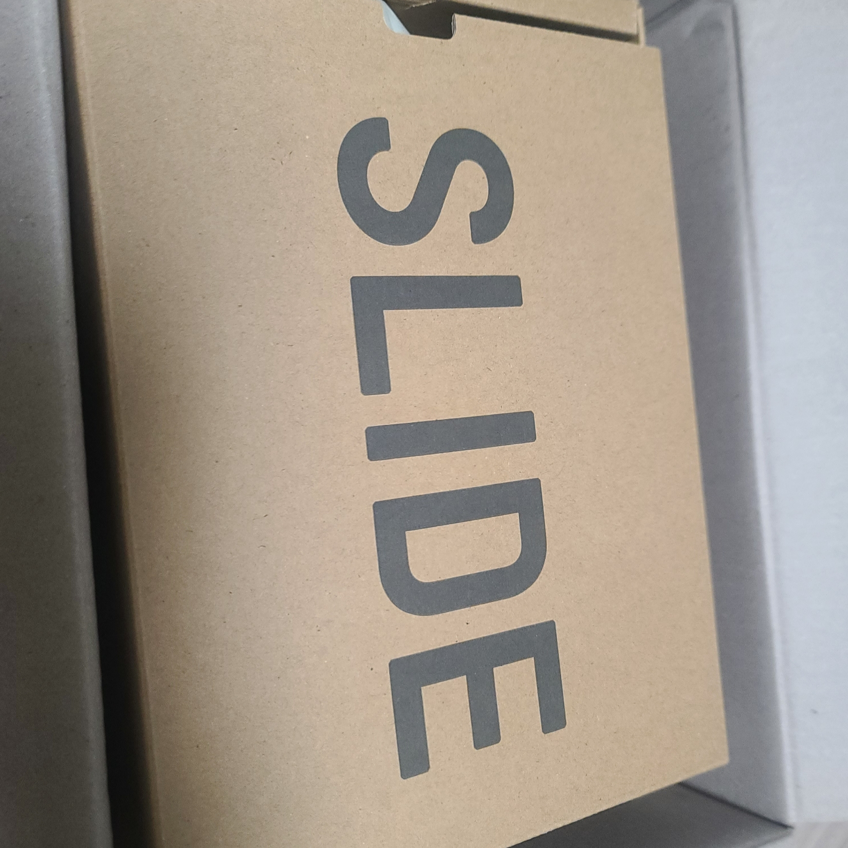 Adidas Yeezy Slide Slate Marine 착용 스타일 - 2