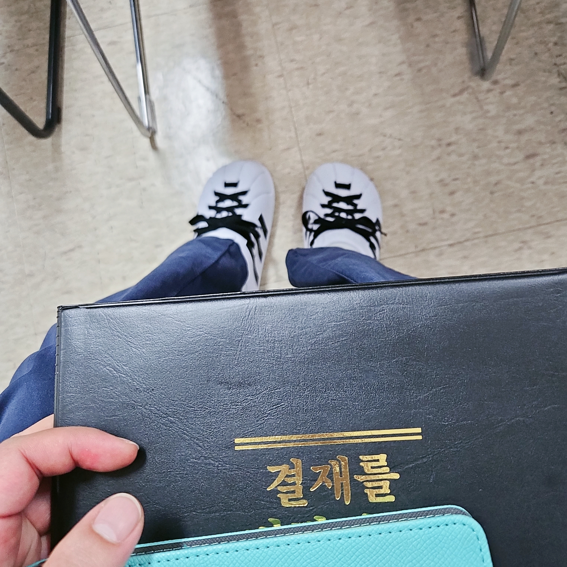 Adidas Adilette Clog White Black 착용 스타일