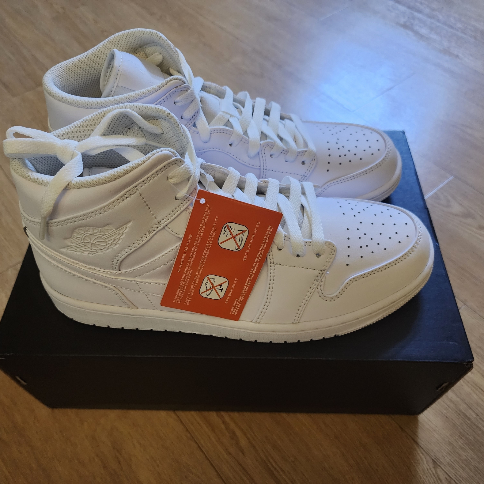 Jordan 1 Mid Triple White 2022 착용 스타일 - 2
