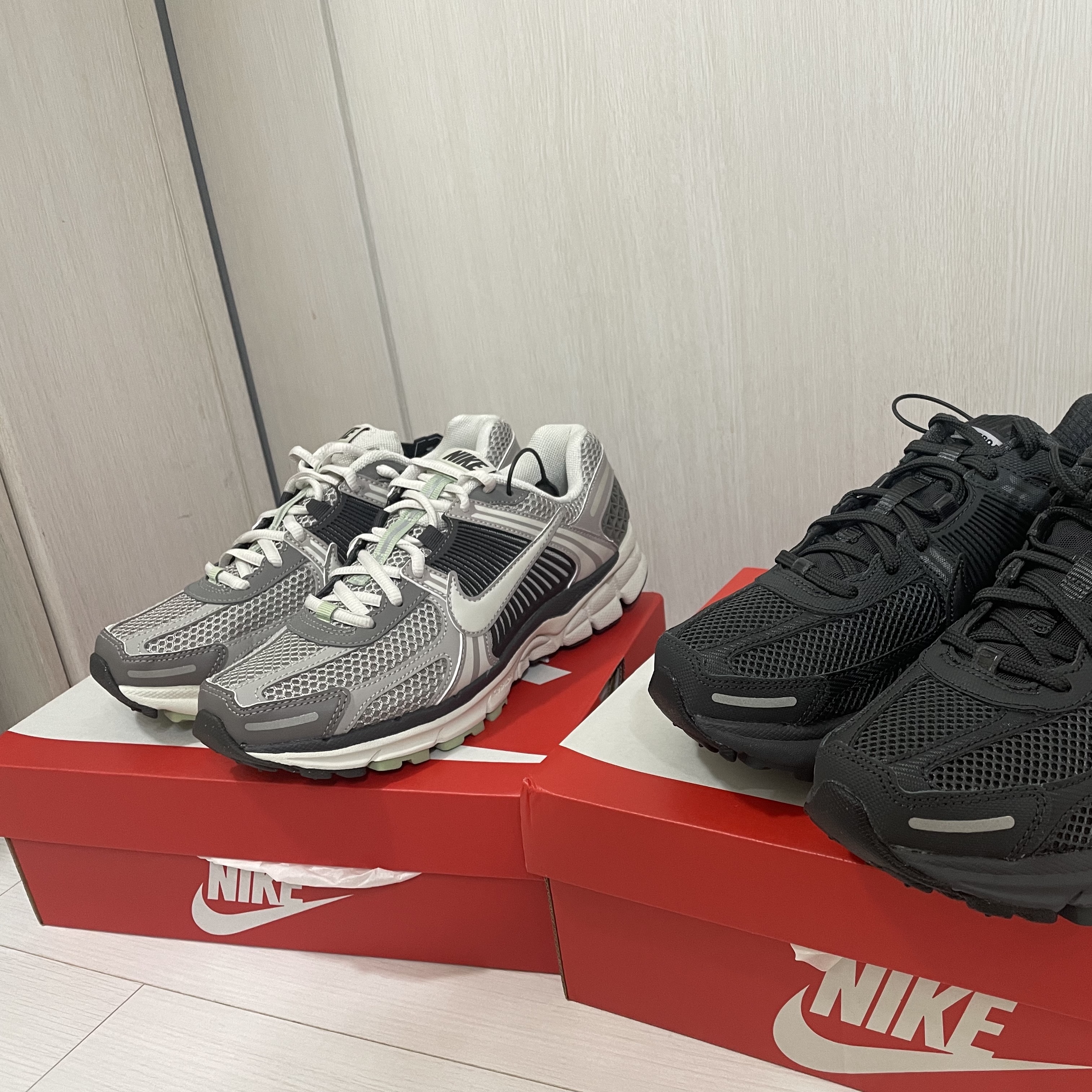 (W) Nike Zoom Vomero 5 Cobblestone and Flat Pewter 착용 스타일