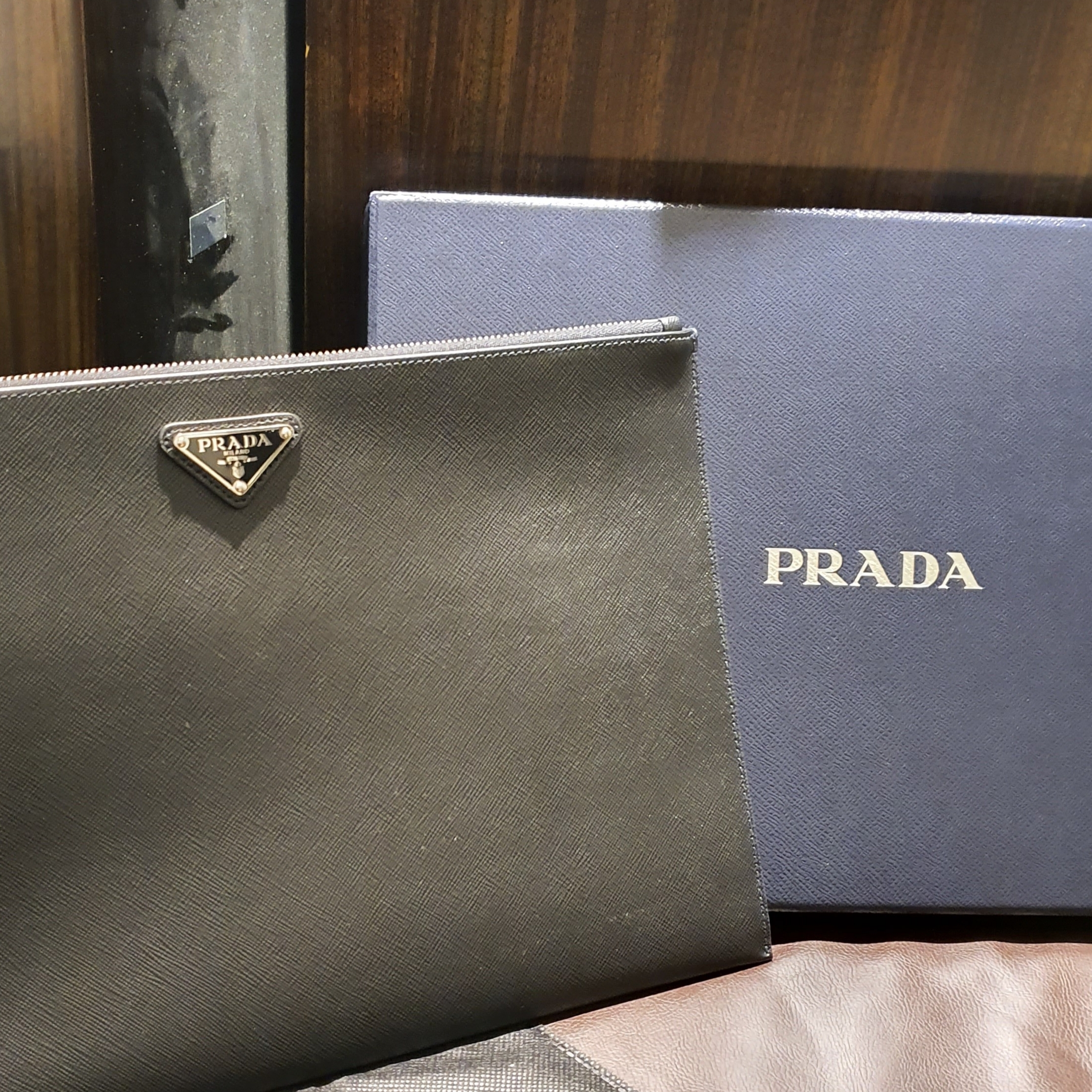Prada Saffiano Leather Pouch Black 착용 스타일