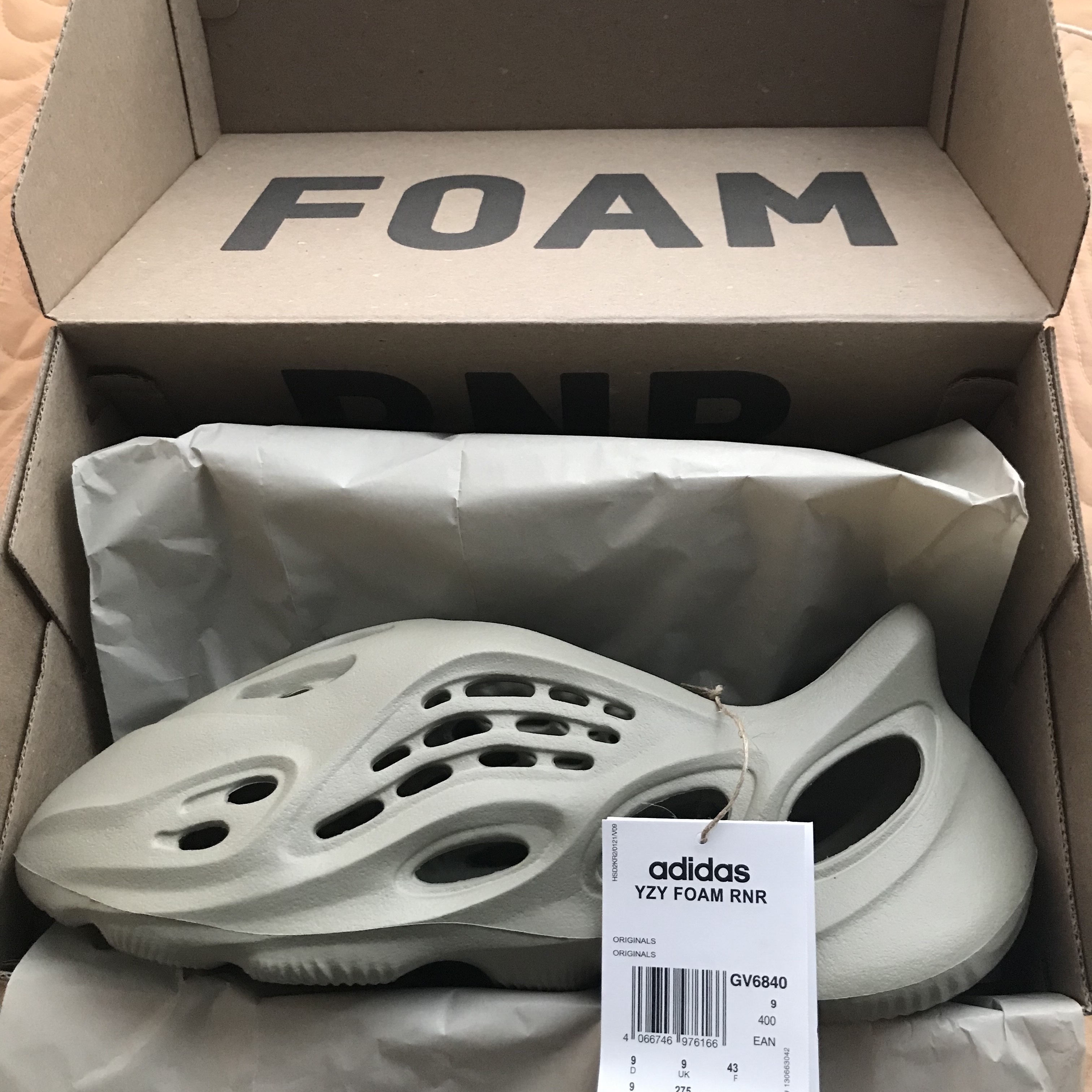 Adidas Yeezy Foam RNNR Stone Salt 착용 스타일 - 1