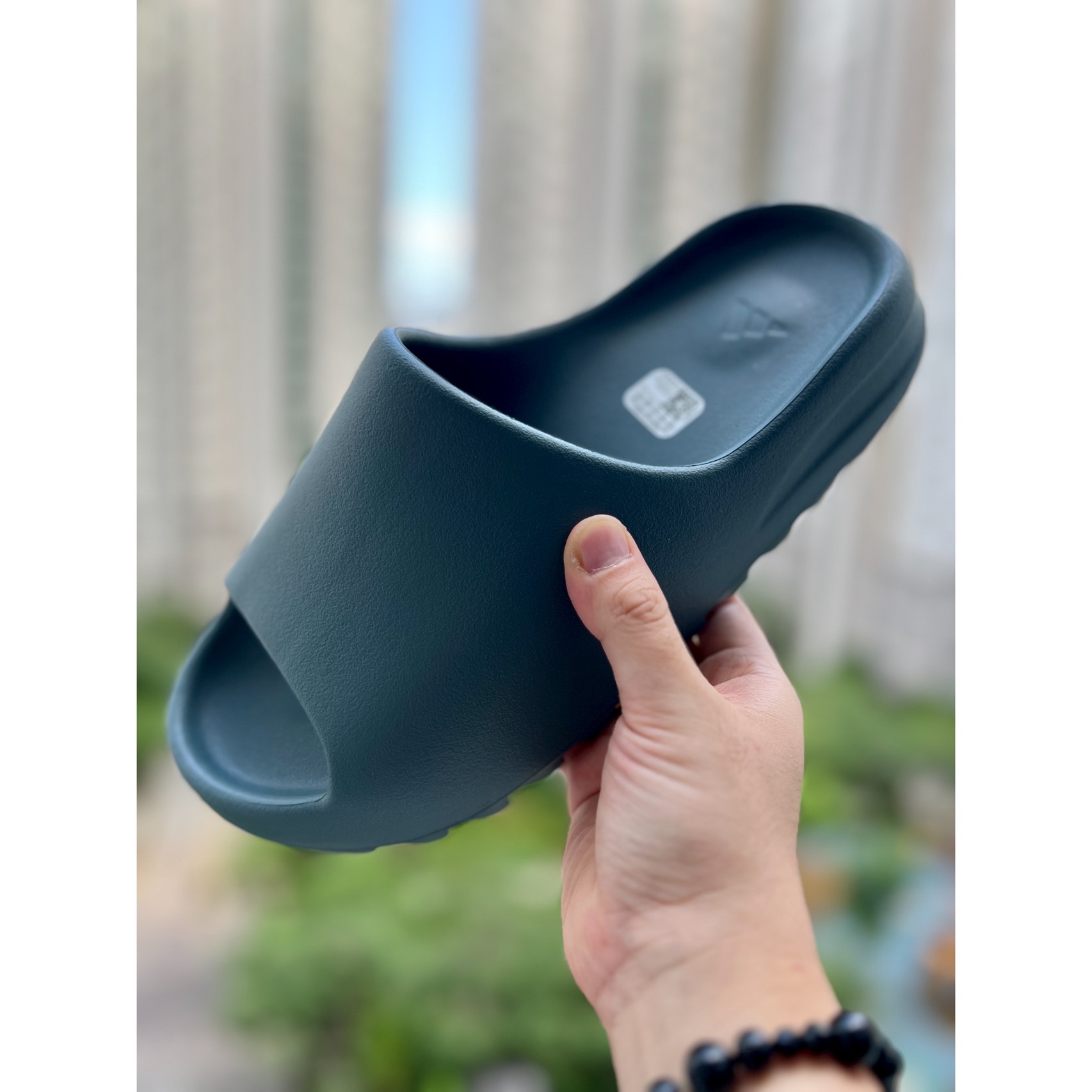 Adidas Yeezy Slide Slate Marine 착용 스타일 - 1