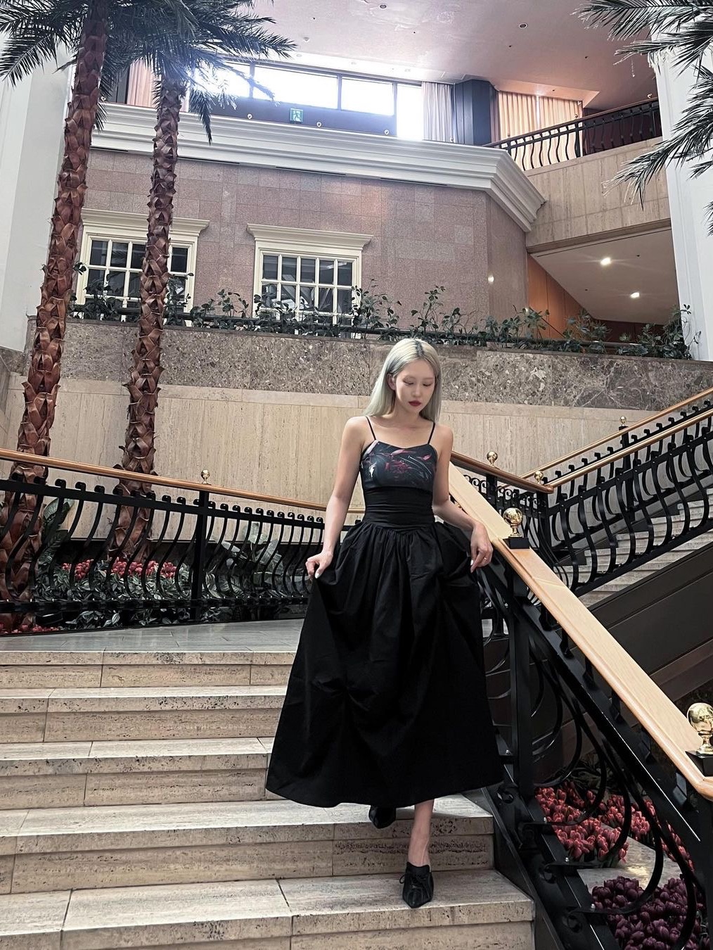 Darling You're Bad Women Unbalanced Shirring Long Dress Black, Darling You're Bad Women Unbalanced Shirring Long Dress Blue 착용 스타일 - 1