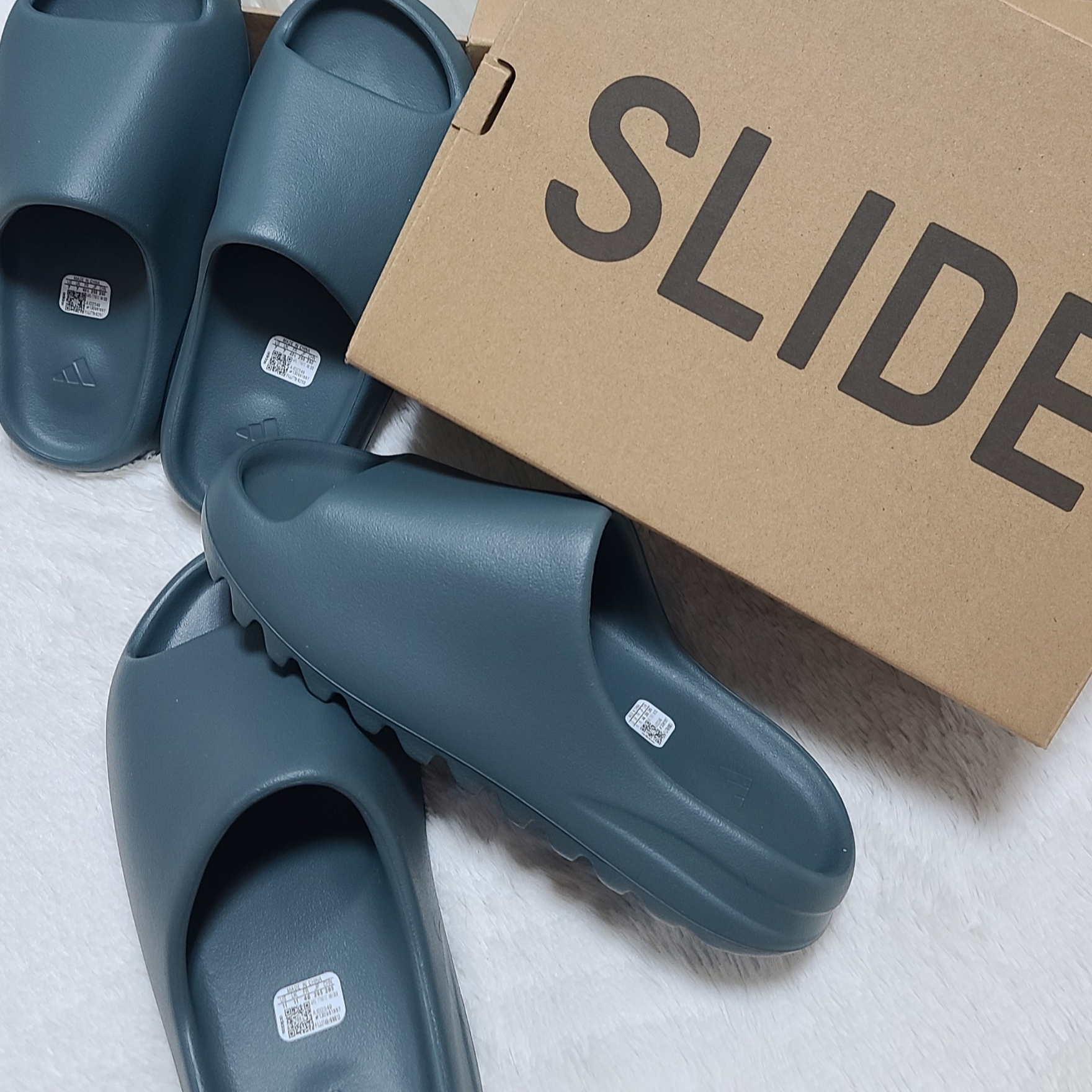 Adidas Yeezy Slide Slate Marine 착용 스타일