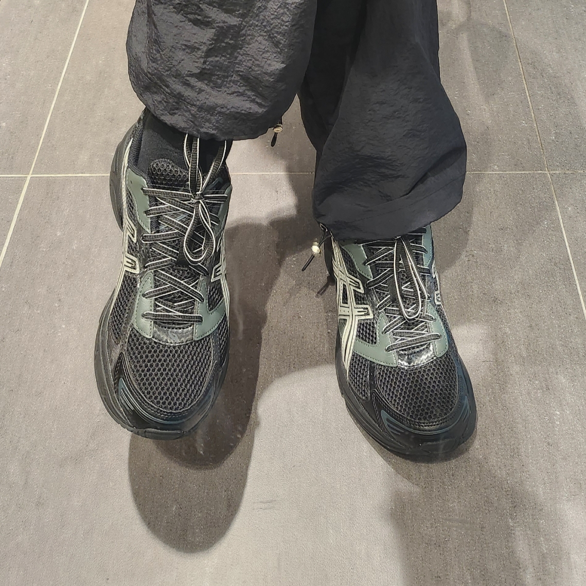 Asics Gel-1130 Black Glacier Grey - Folder Exclusive 착용 스타일 - 1
