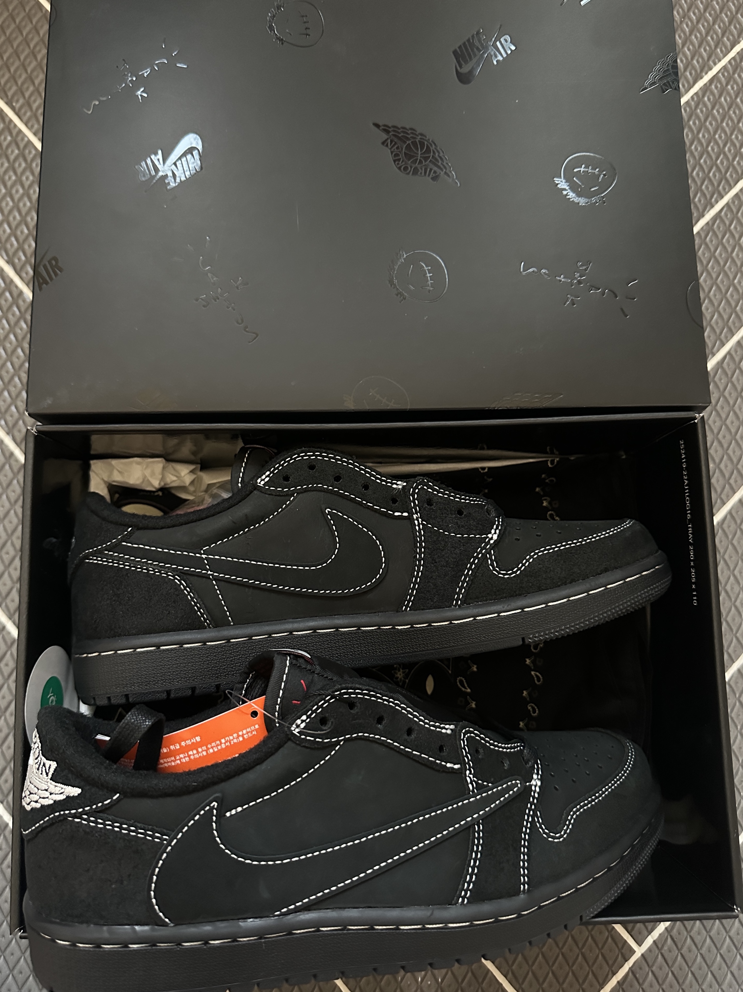 Jordan 1 x Travis Scott Retro Low OG SP Black Phantom 착용 스타일 - 2