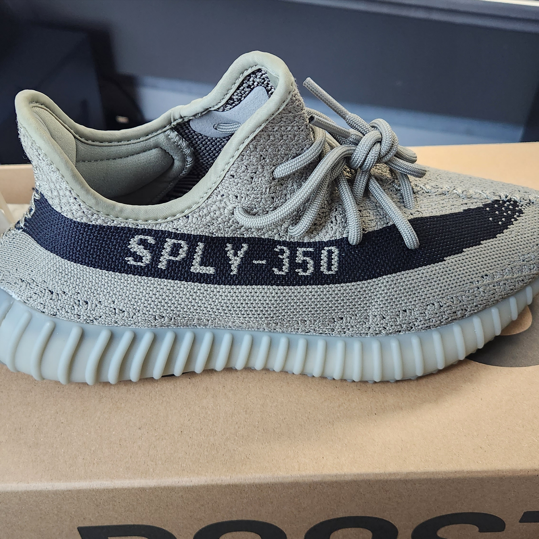 Adidas Yeezy Boost 350 V2 Granite Core Black 착용 스타일