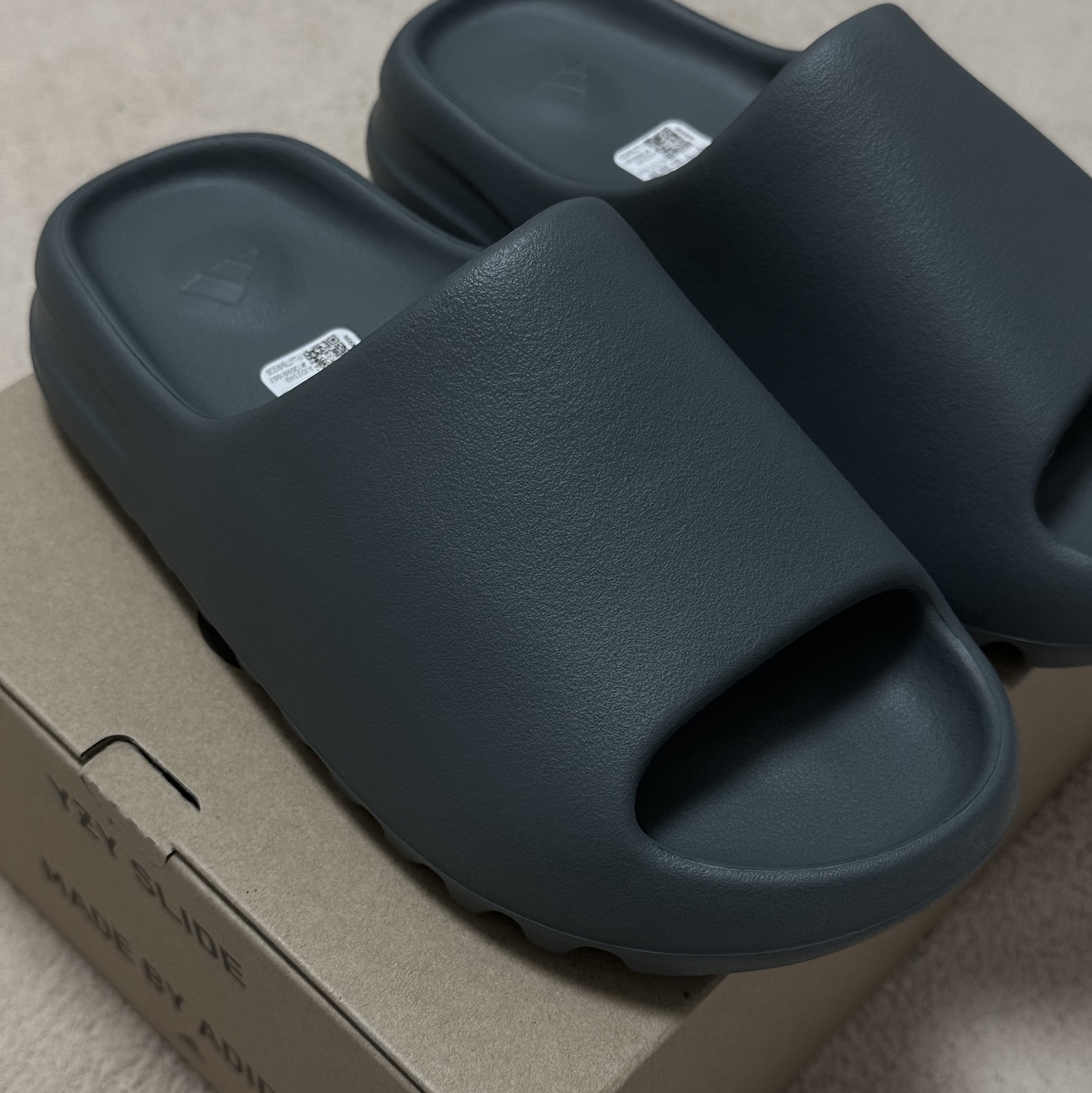 Adidas Yeezy Slide Slate Marine 착용 스타일