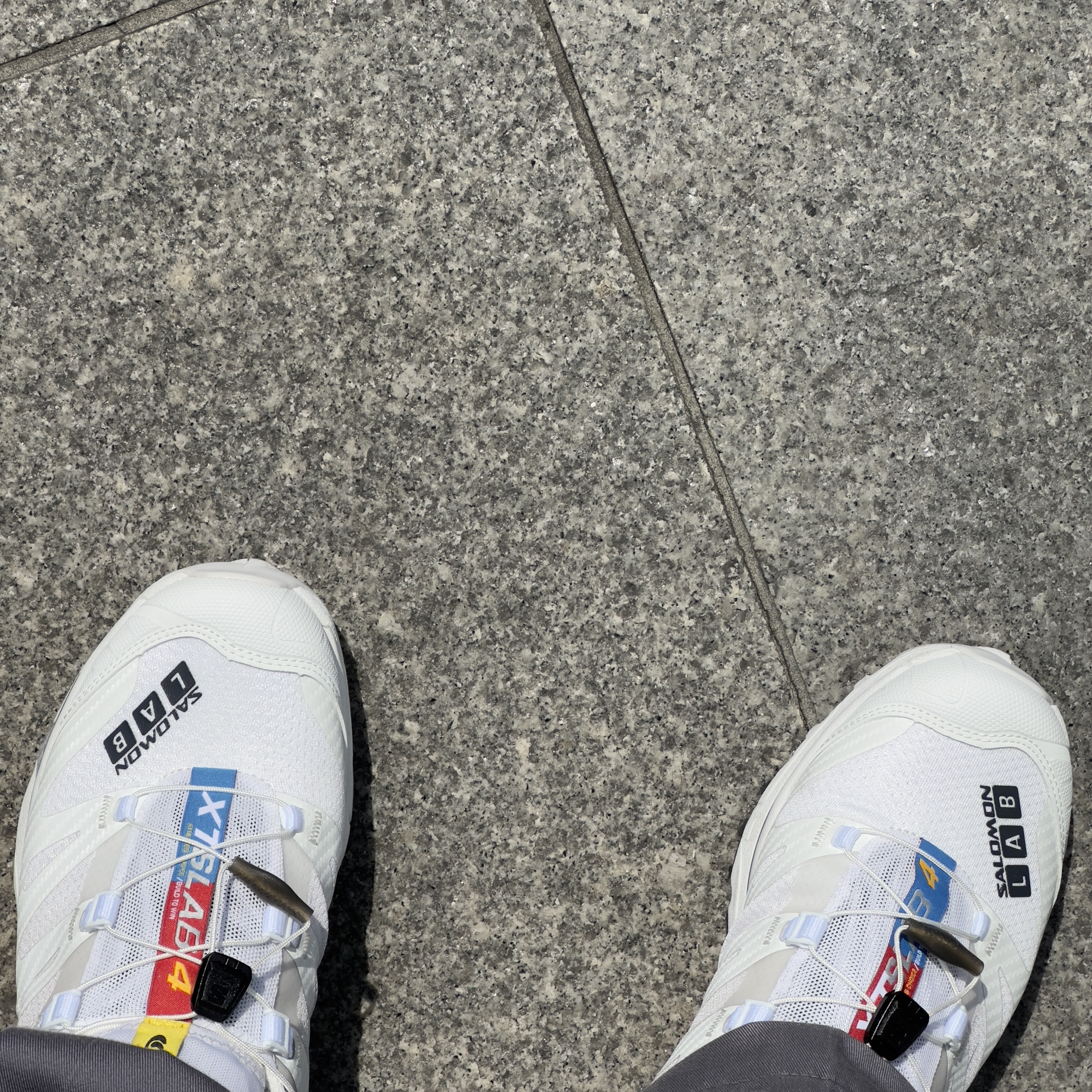 Salomon XT-4 White Lunar Rock 착용 스타일