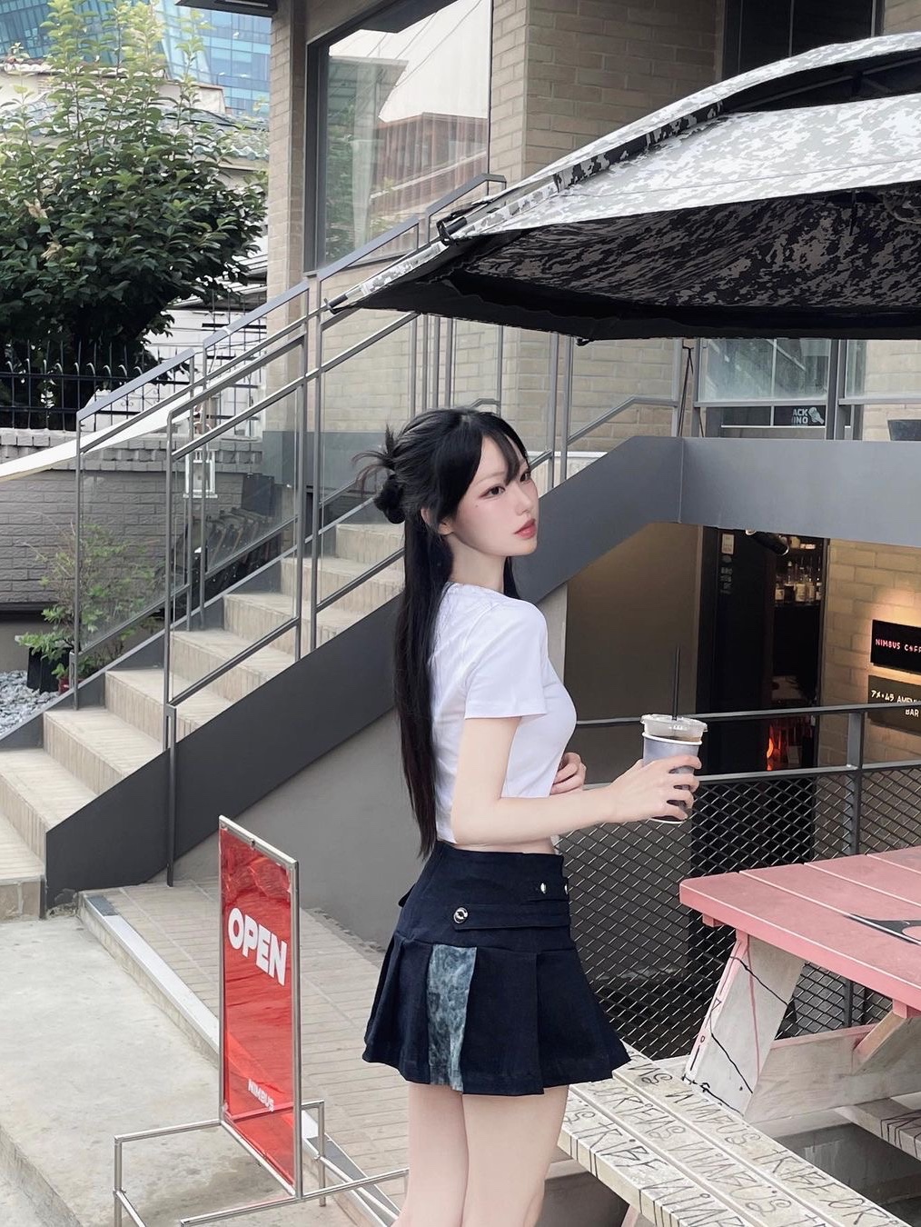 Darling You're Bad Women Stone Denim Pleats Skirt Blue, Darling You're Bad Women Come And Spoon Me Tee White 착용 스타일 - 1