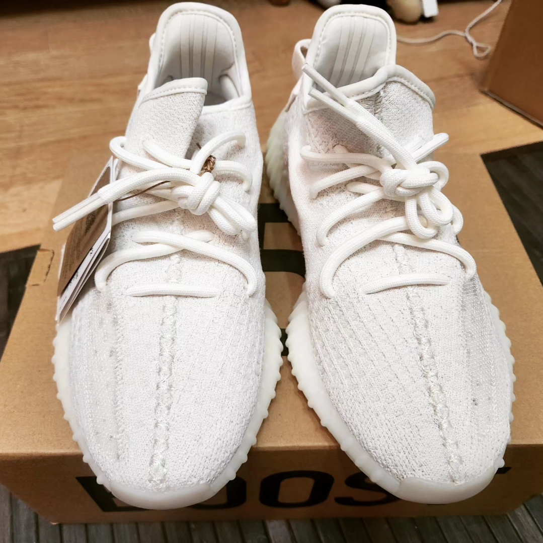 Adidas Yeezy Boost 350 V2 Bone 착용 스타일 - 3