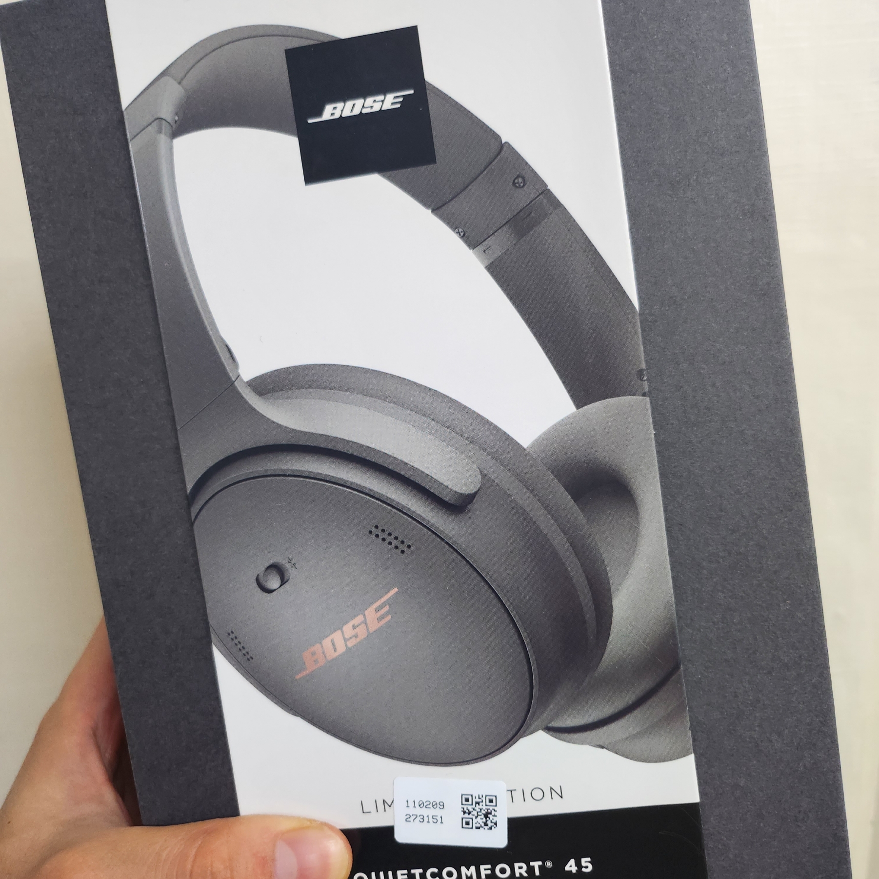 BOSE QC45 Eclipse Grey (Korean Ver.) 착용 스타일 - 2