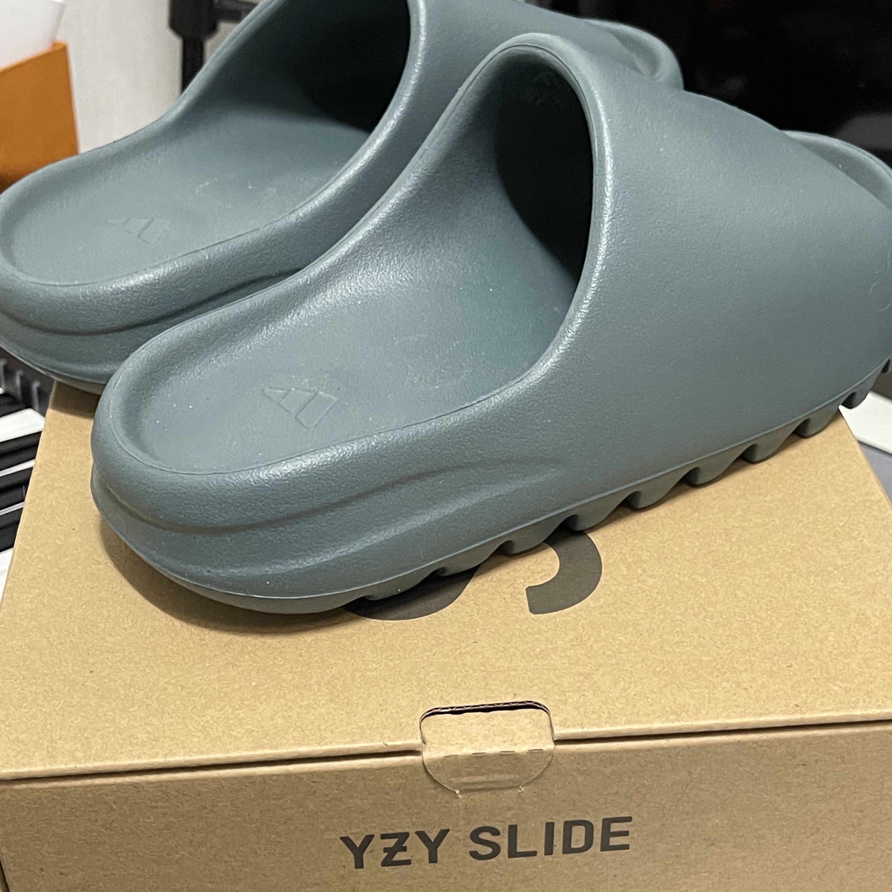 Adidas Yeezy Slide Slate Marine 착용 스타일